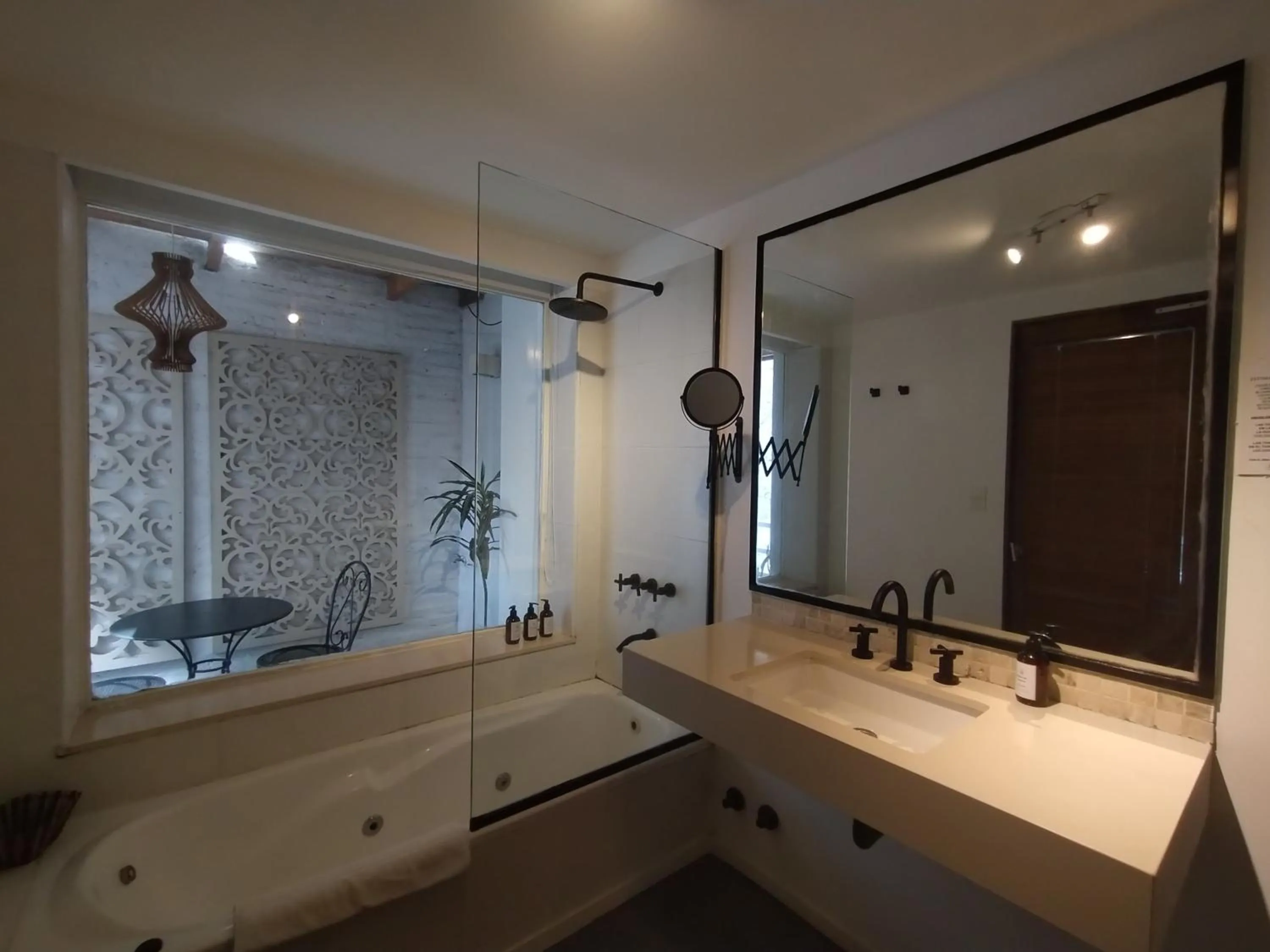 Shower in Maitre Hotel Boutique