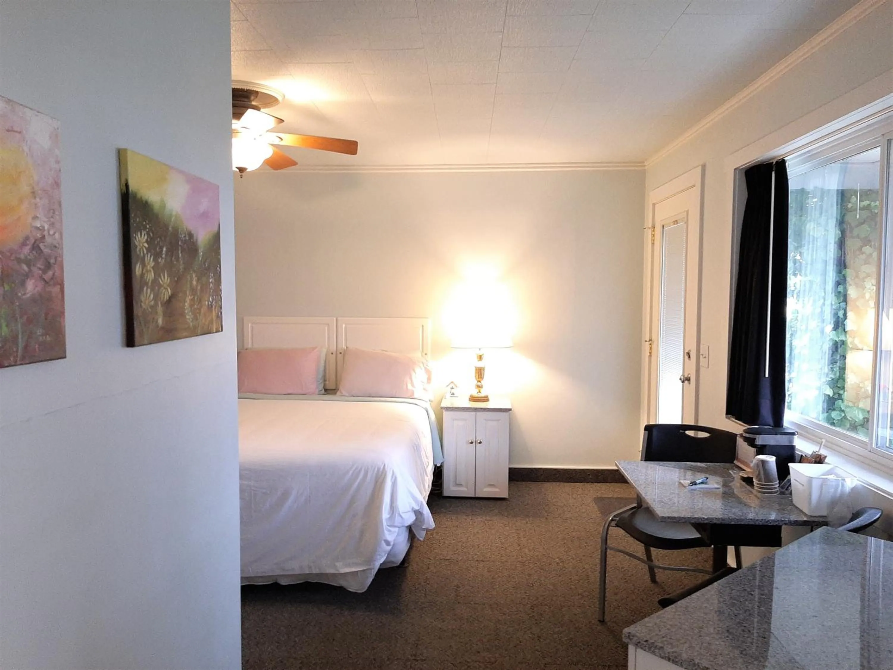 Photo of the whole room, Bed in Murray Inn and Art Gallery