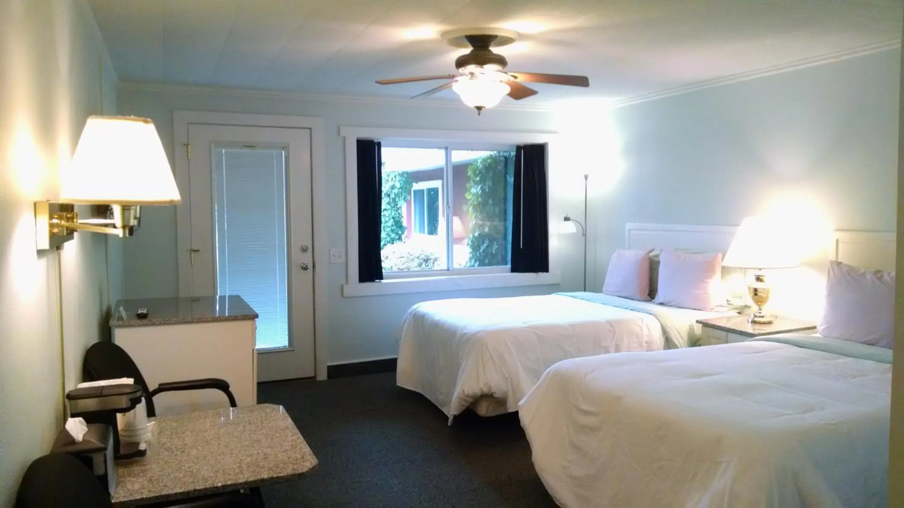 Double Room with Two Double Beds - Non-Smoking in Murray Inn and Art Gallery Double Room with Two Double Beds - Non-Smoking in Murray Inn and Art Gallery