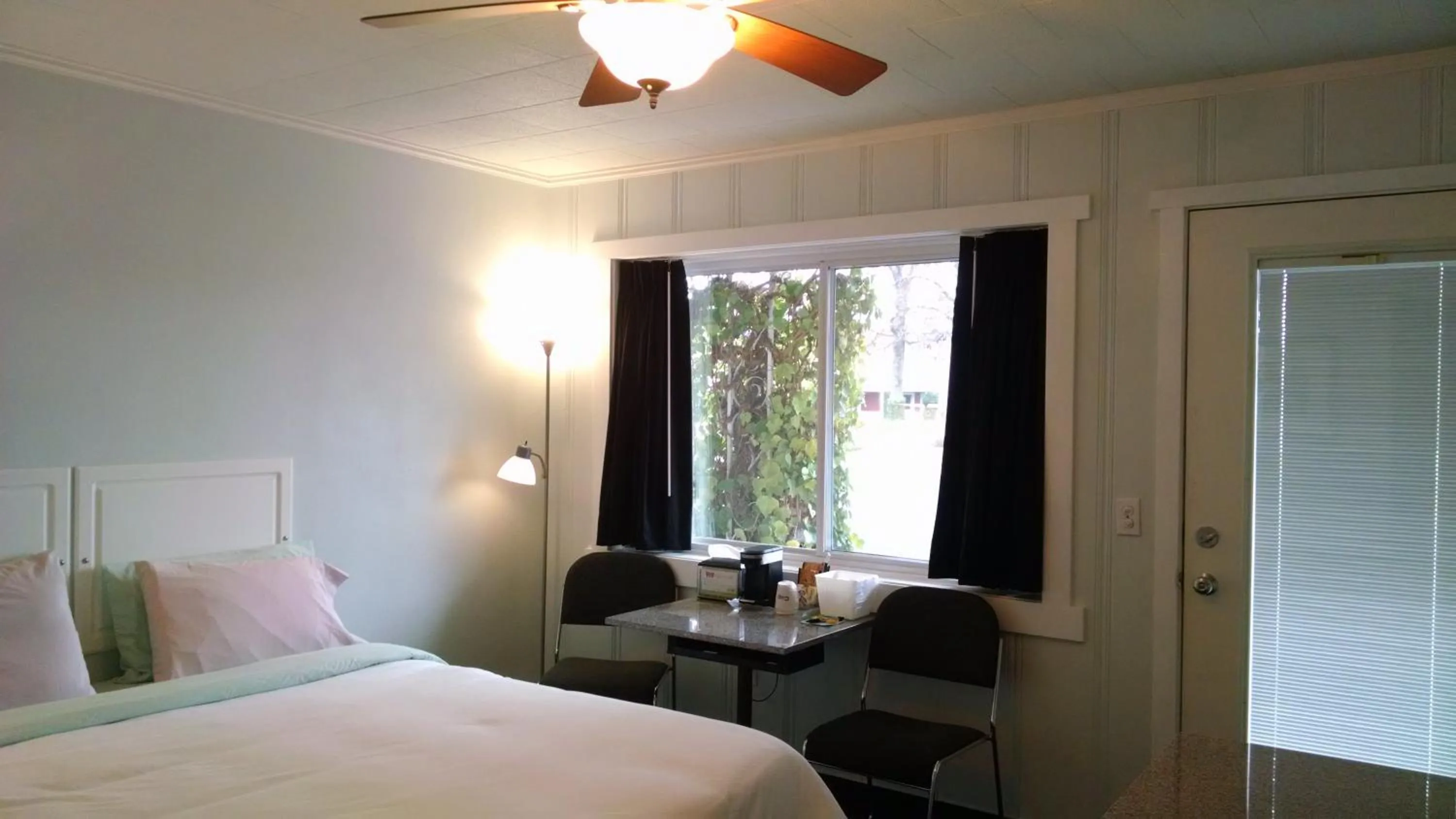 Photo of the whole room, Bed in Murray Inn and Art Gallery