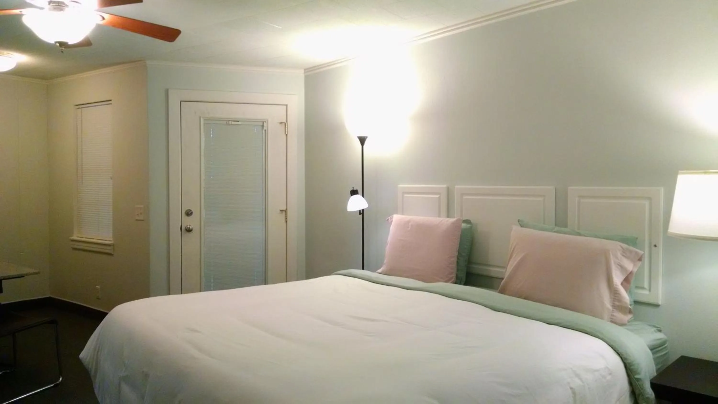 Photo of the whole room, Bed in Murray Inn and Art Gallery