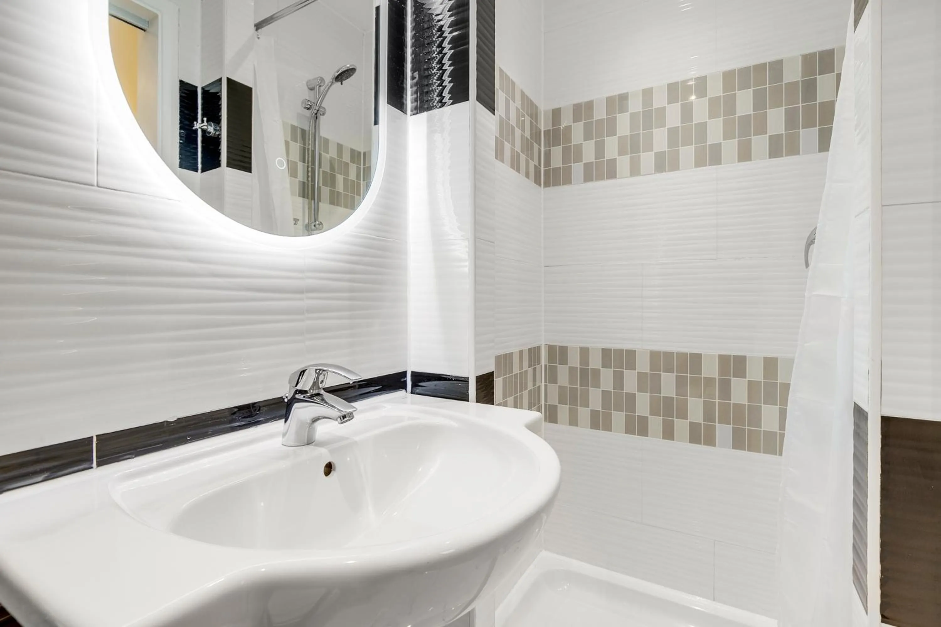 Bathroom in London Star Hotel