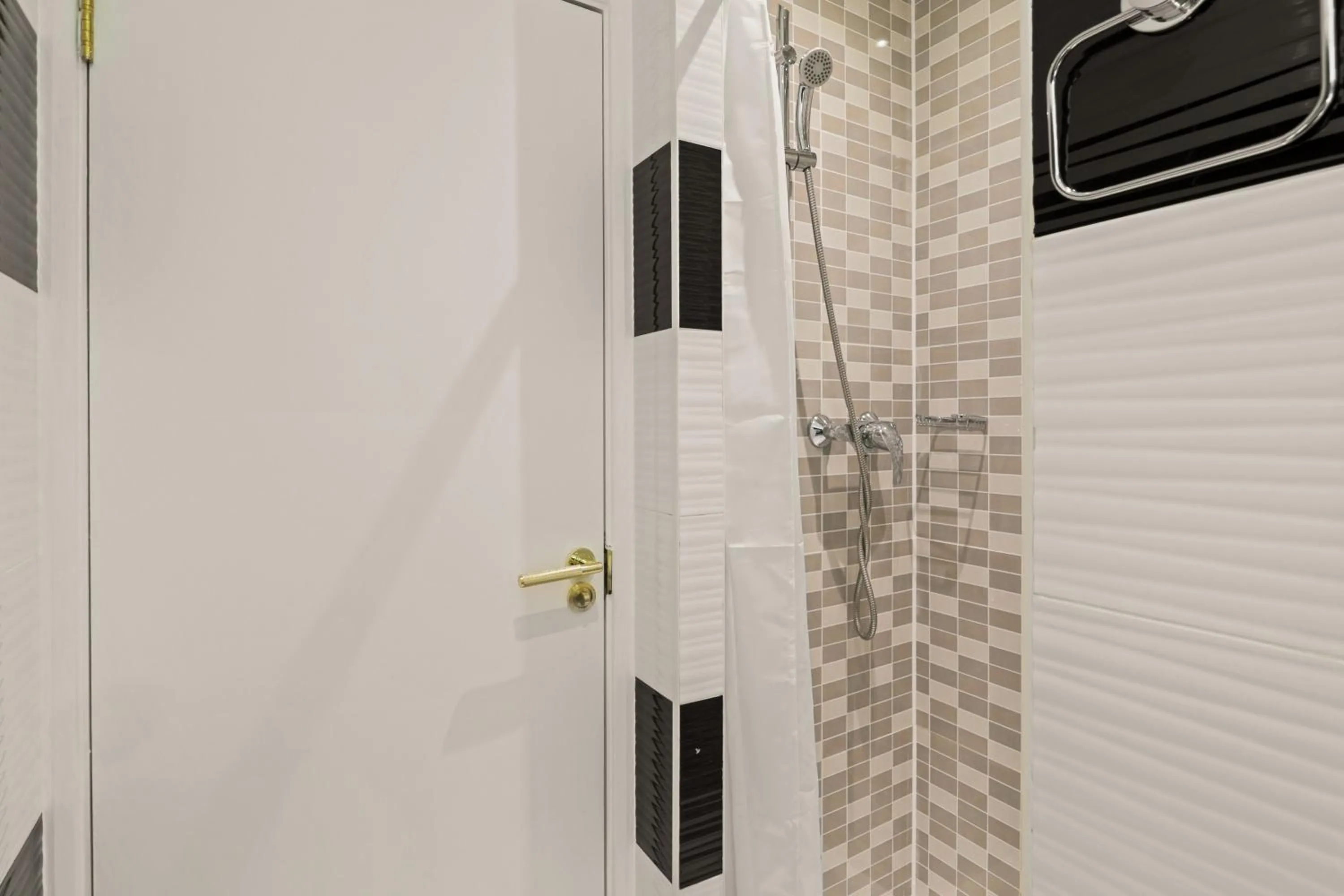 Shower in London Star Hotel