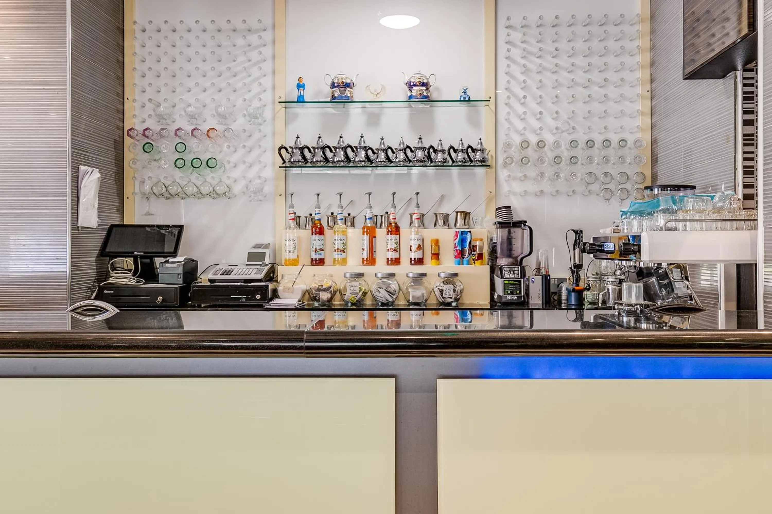 Restaurant/places to eat in London Star Hotel