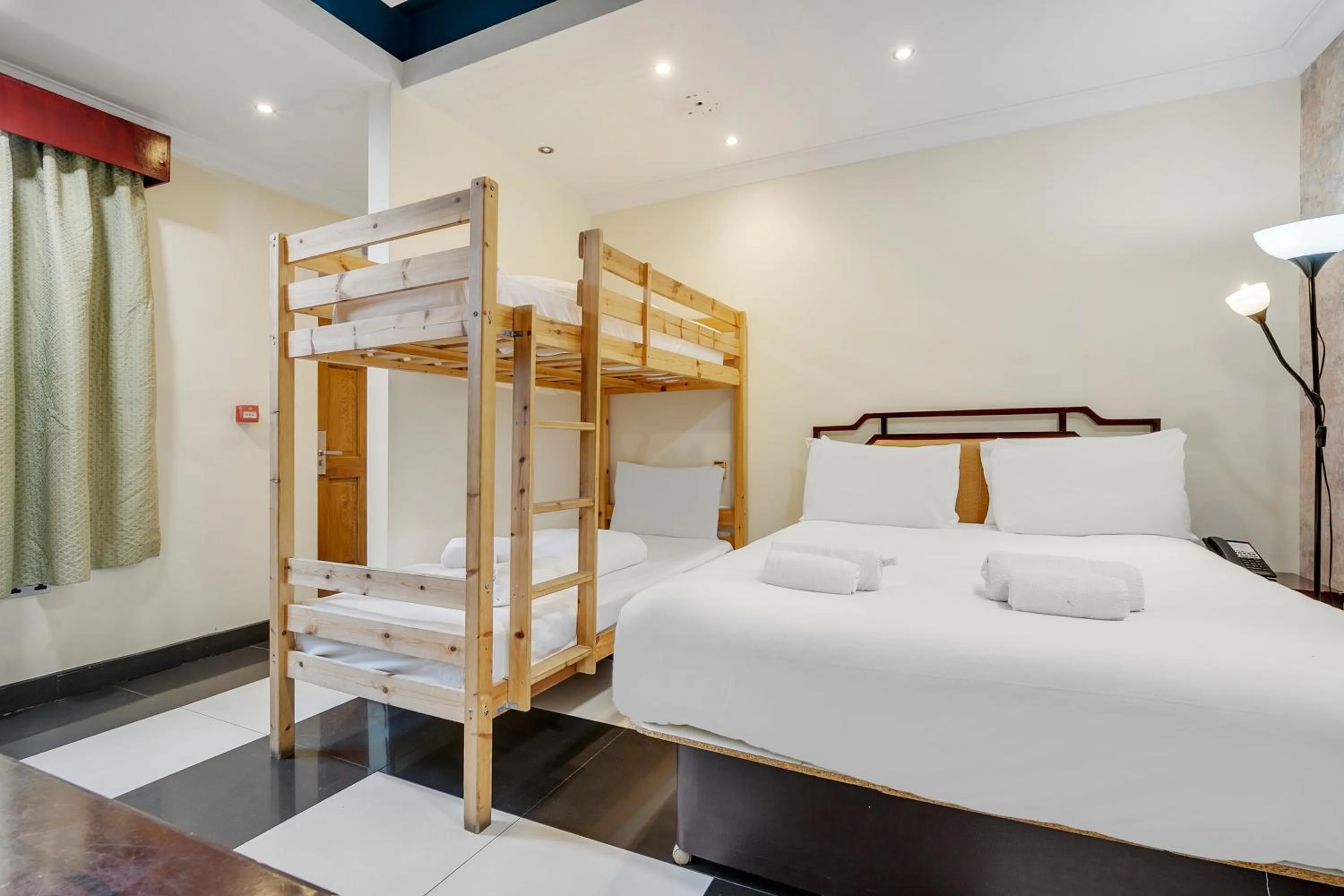 Photo of the whole room, Bed in London Star Hotel