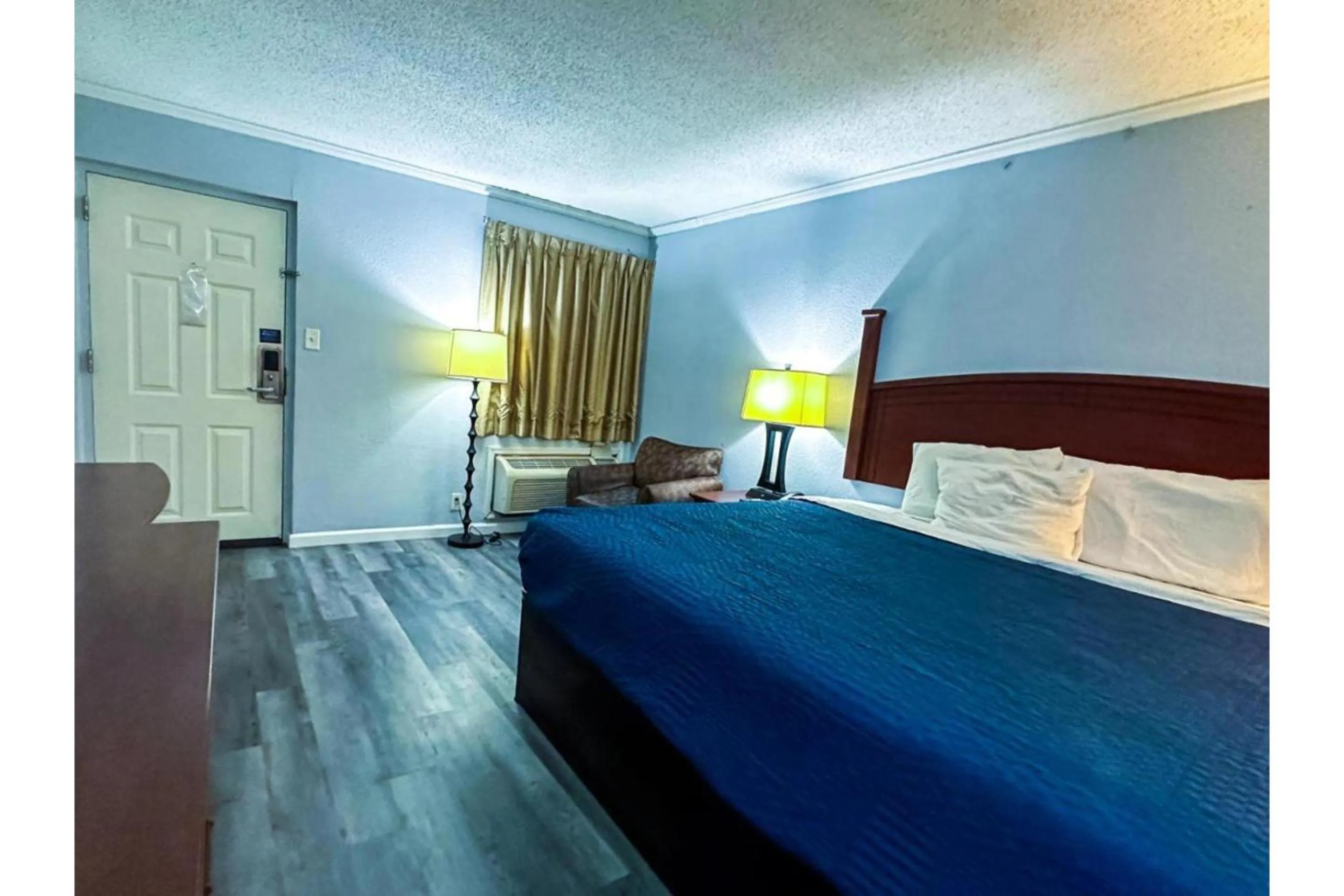 Bedroom in Jacksonville Inn