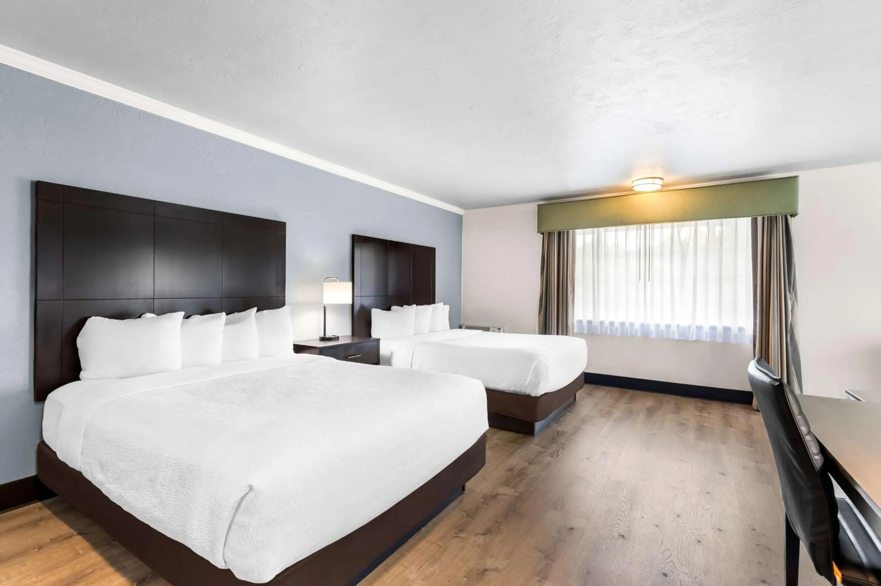 Bedroom, Bed in Best Western Plus Parkway Inn