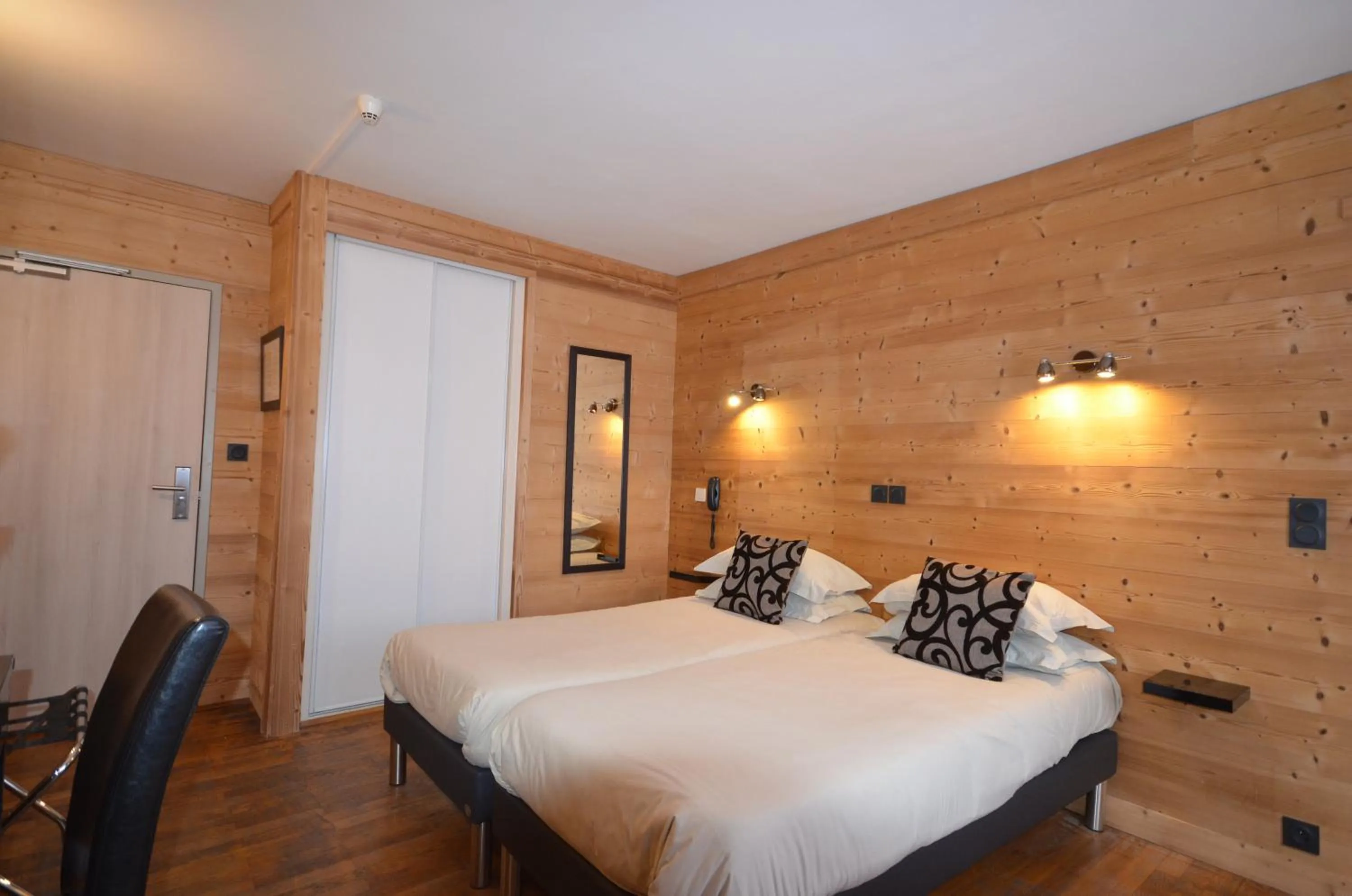 Photo of the whole room, Bed in Hôtel Edelweiss