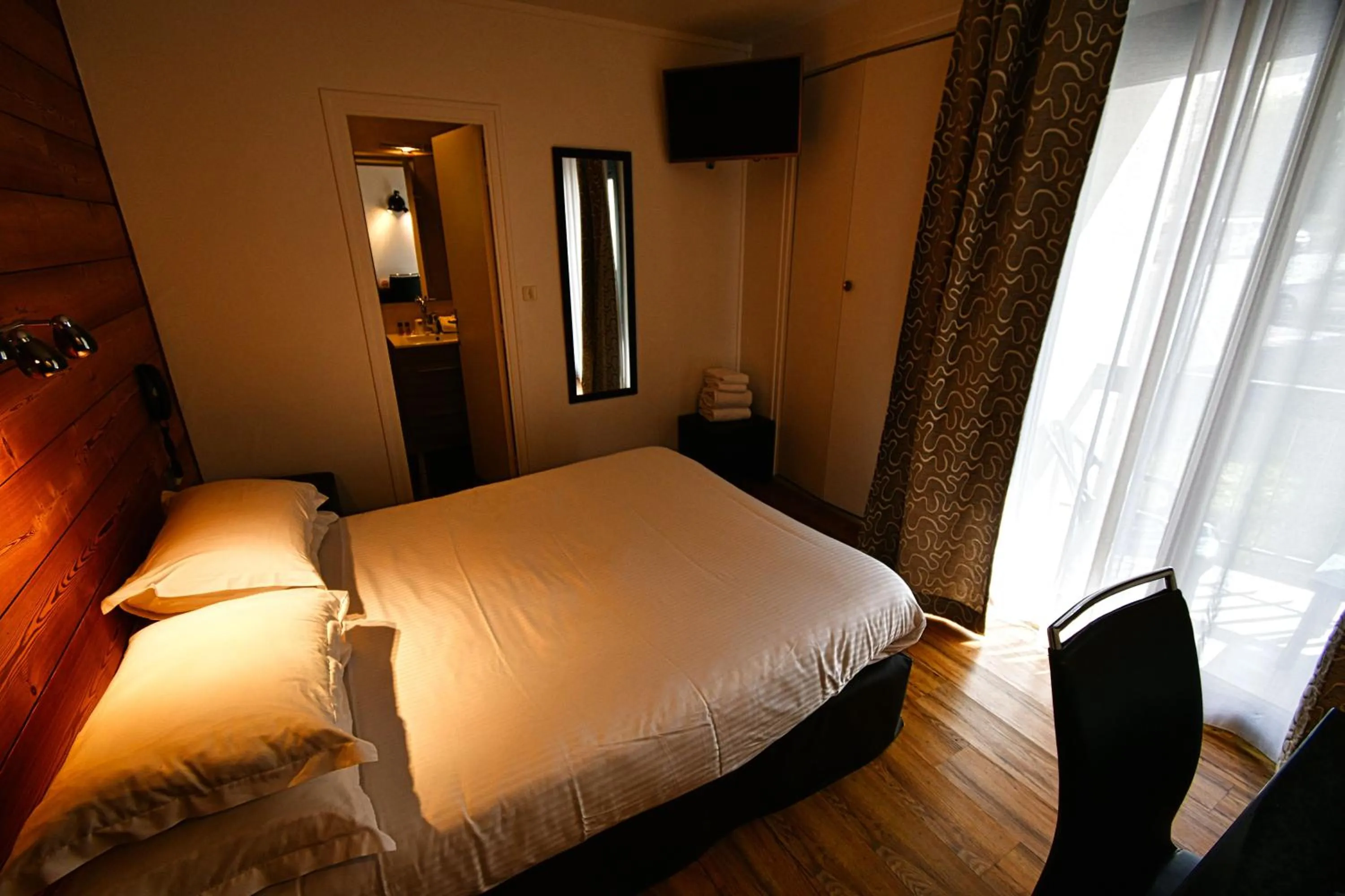 Photo of the whole room, Bed in Hôtel Edelweiss