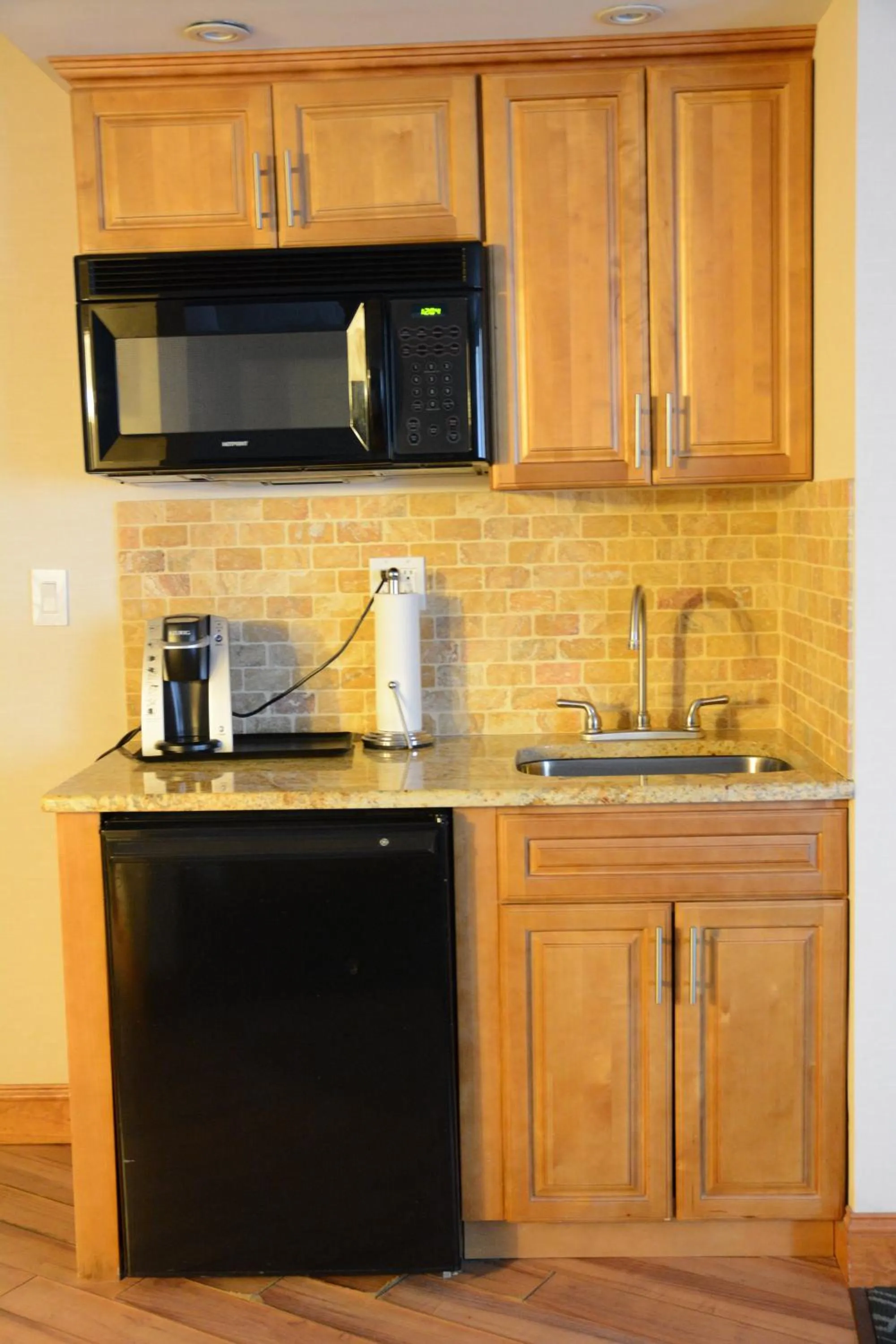 Photo of the whole room, Kitchen/Kitchenette in Holiday Inn Express Stamford, an IHG Hotel
