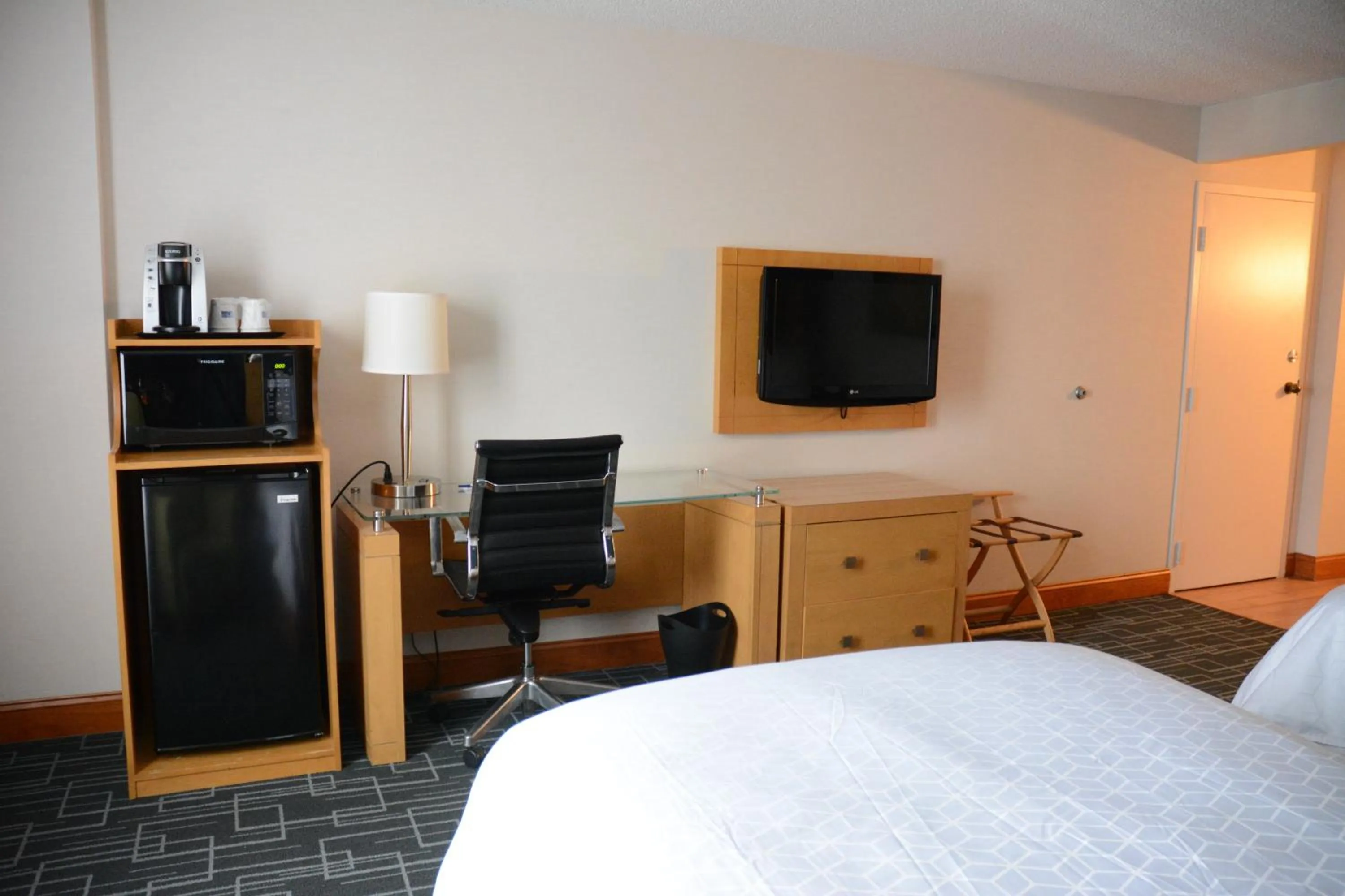 Photo of the whole room, TV/Entertainment Center in Holiday Inn Express Stamford, an IHG Hotel