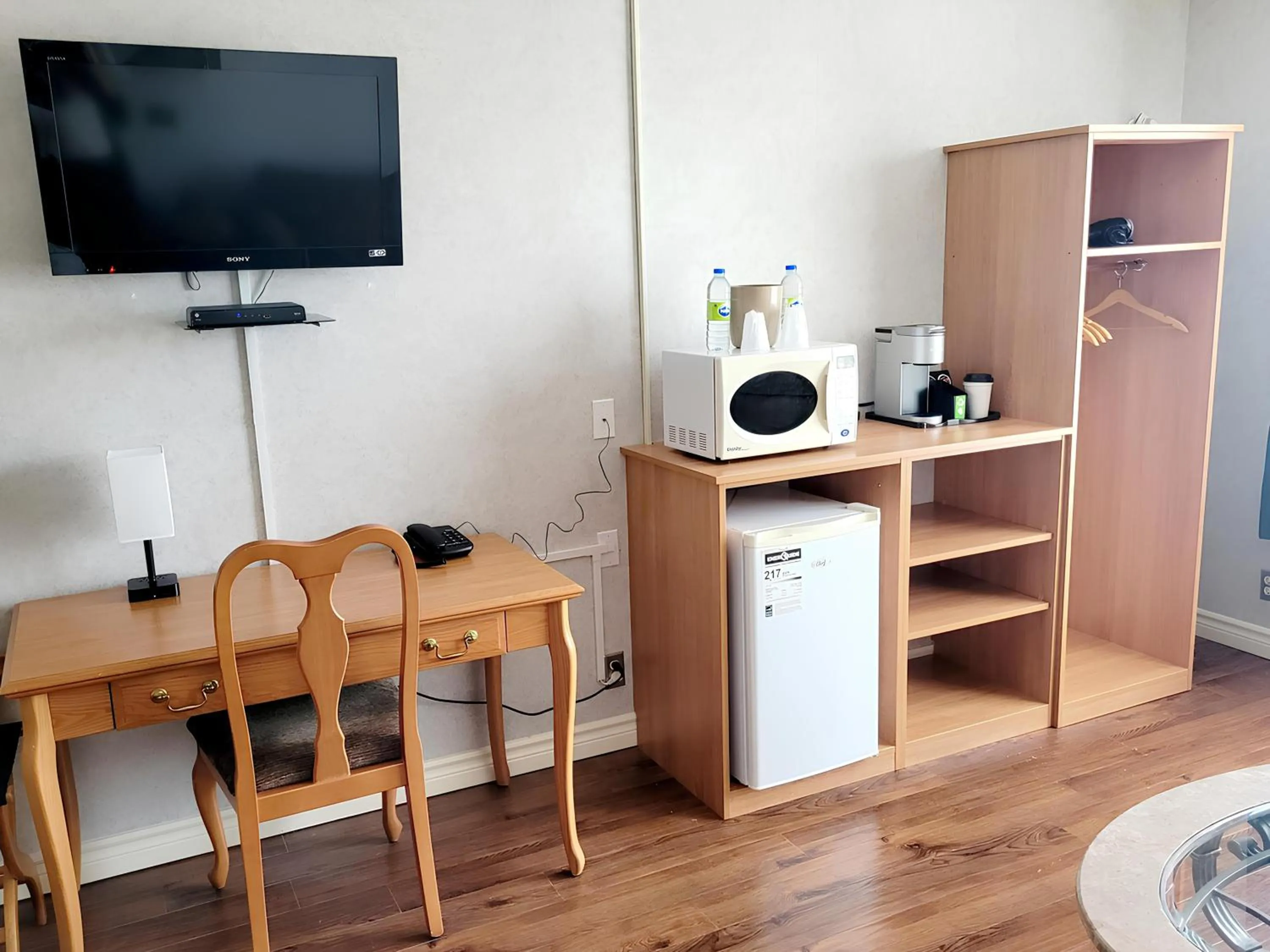 TV and multimedia in Claymore Inn and Suites