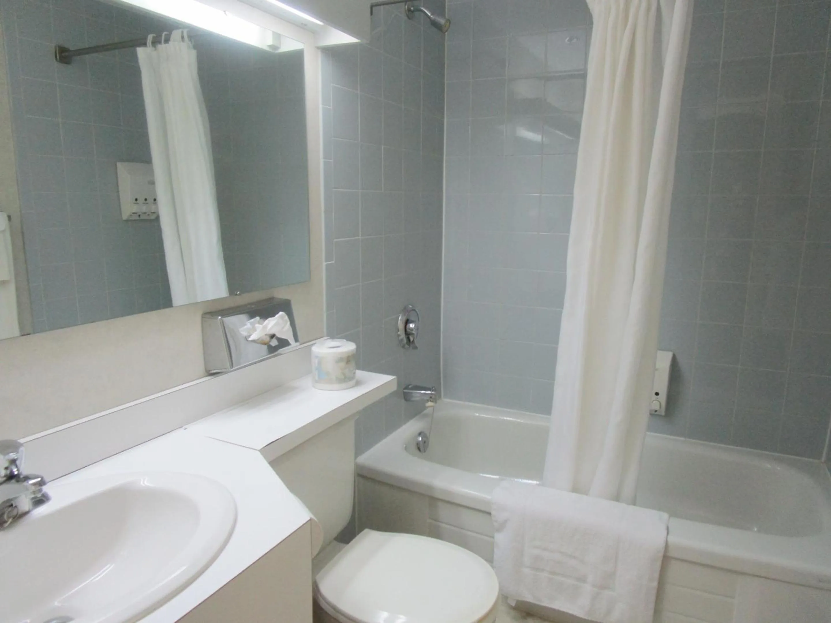 Bathroom in Claymore Inn and Suites
