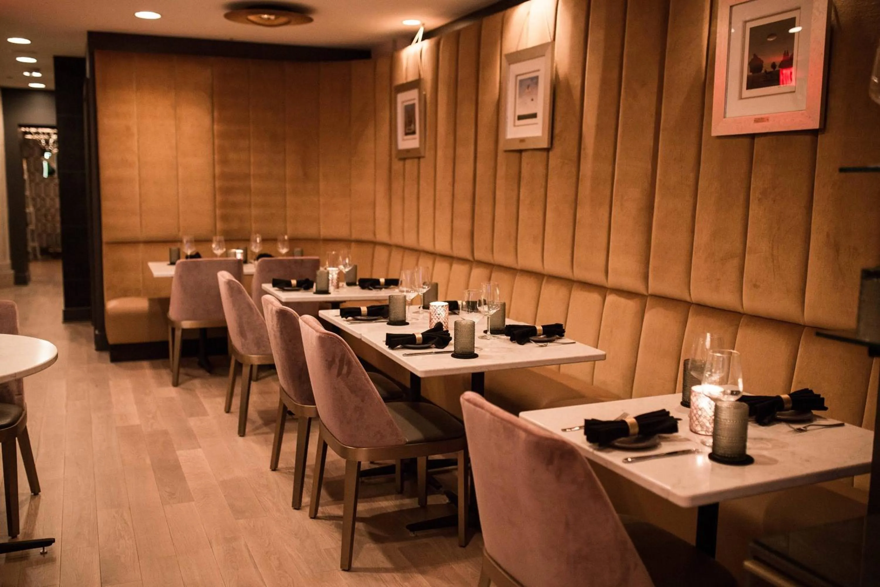 Restaurant/places to eat in Ambassador Hotel Kansas City, Autograph Collection