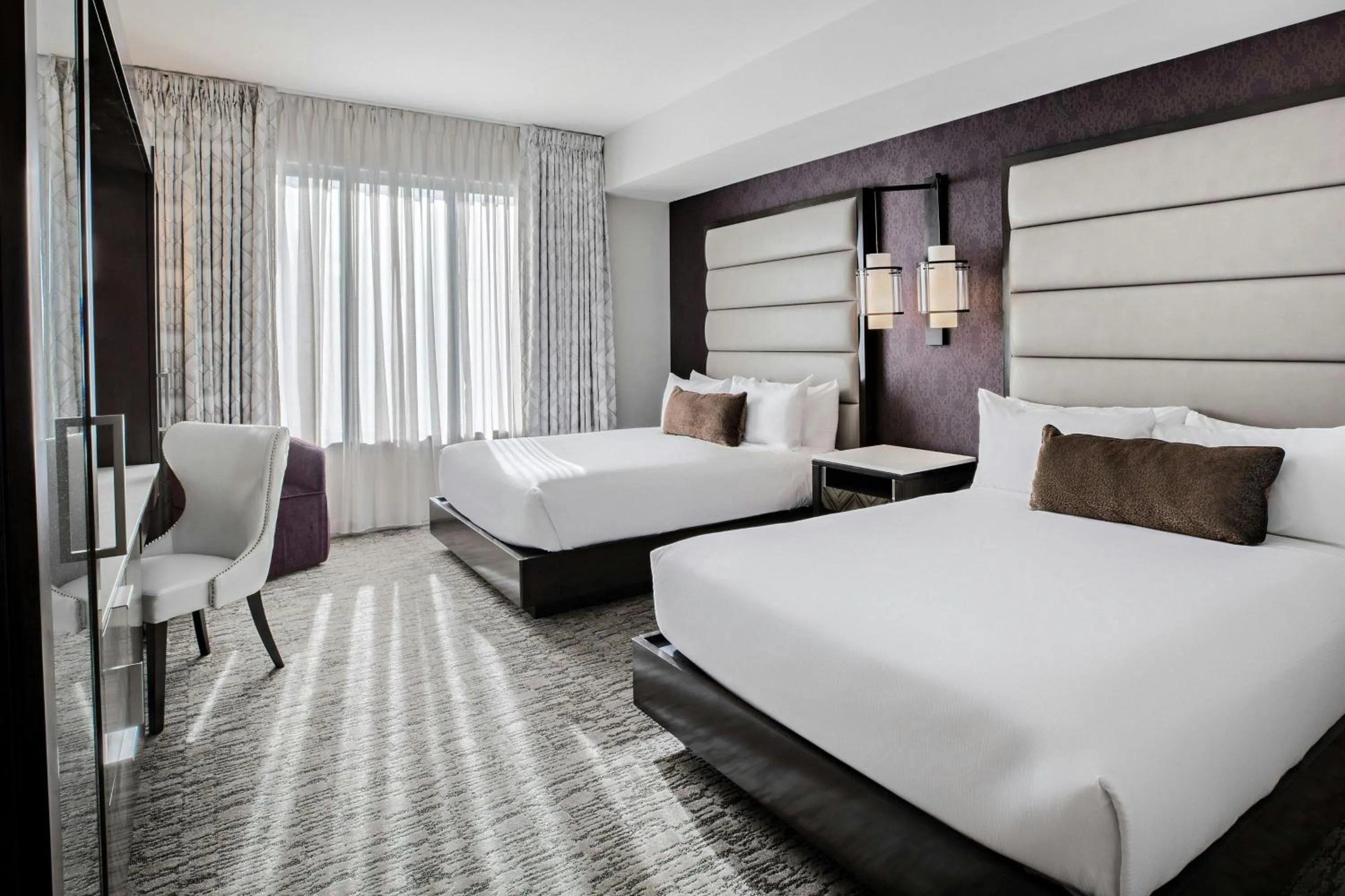 Photo of the whole room, Bed in Ambassador Hotel Kansas City, Autograph Collection