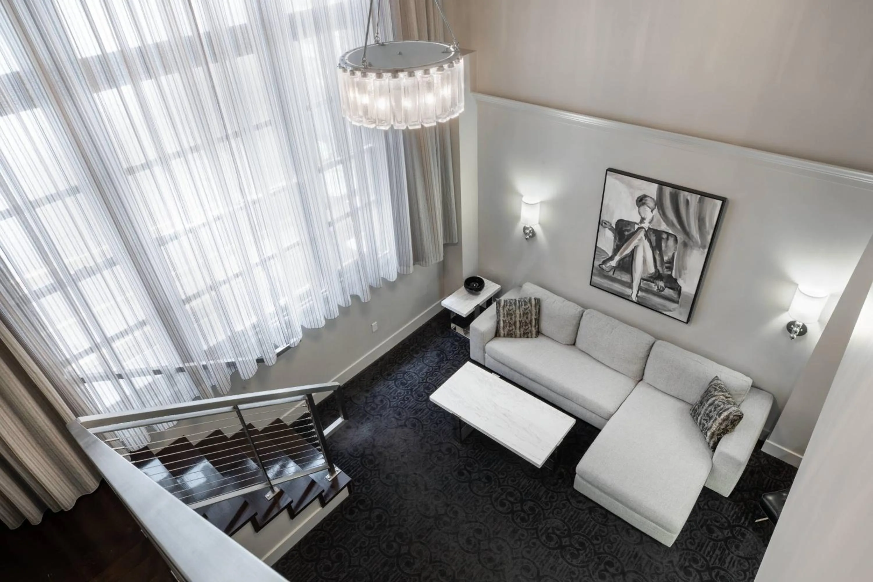 Living room in Ambassador Hotel Kansas City, Autograph Collection