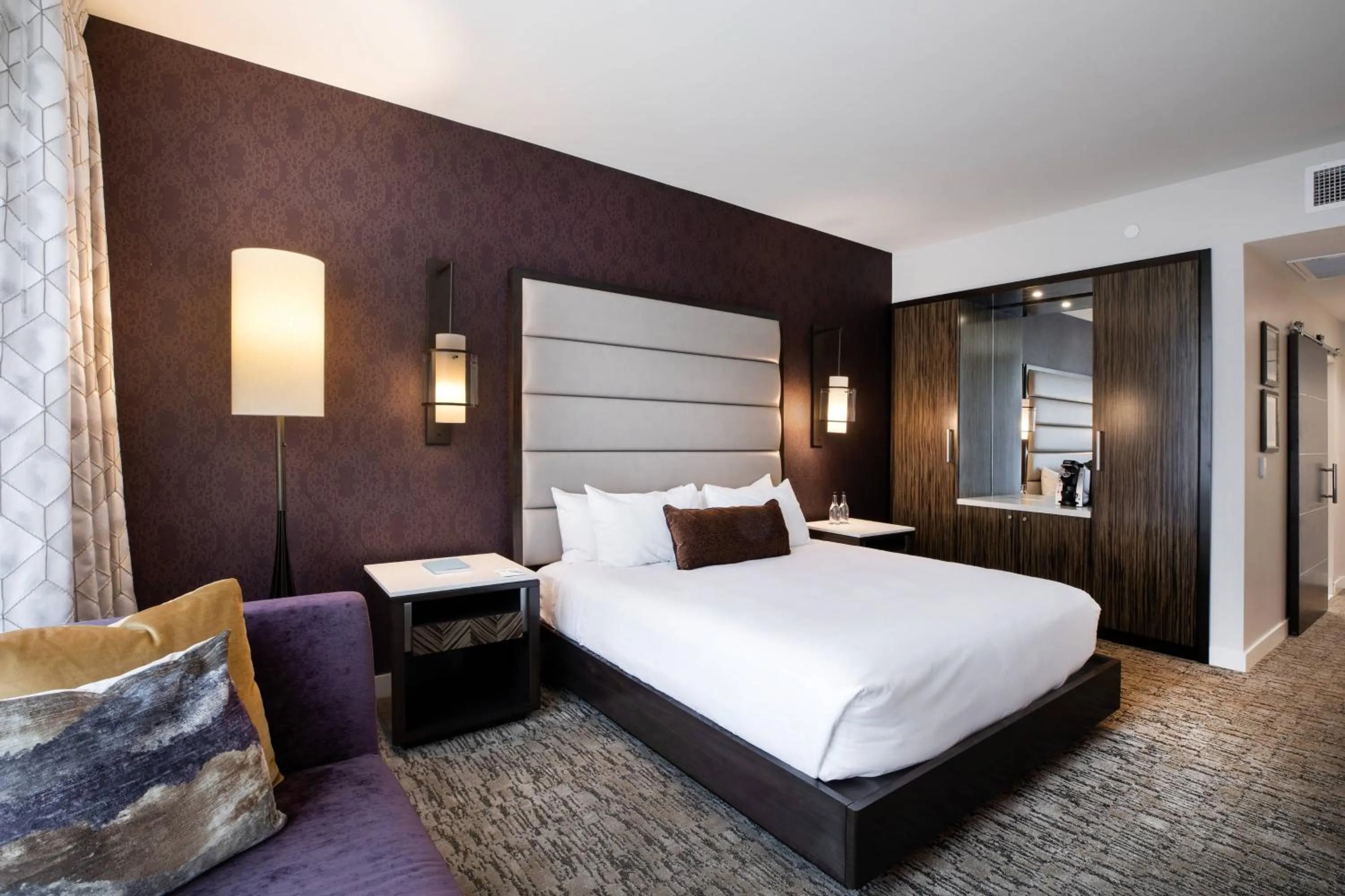 Photo of the whole room, Bed in Ambassador Hotel Kansas City, Autograph Collection