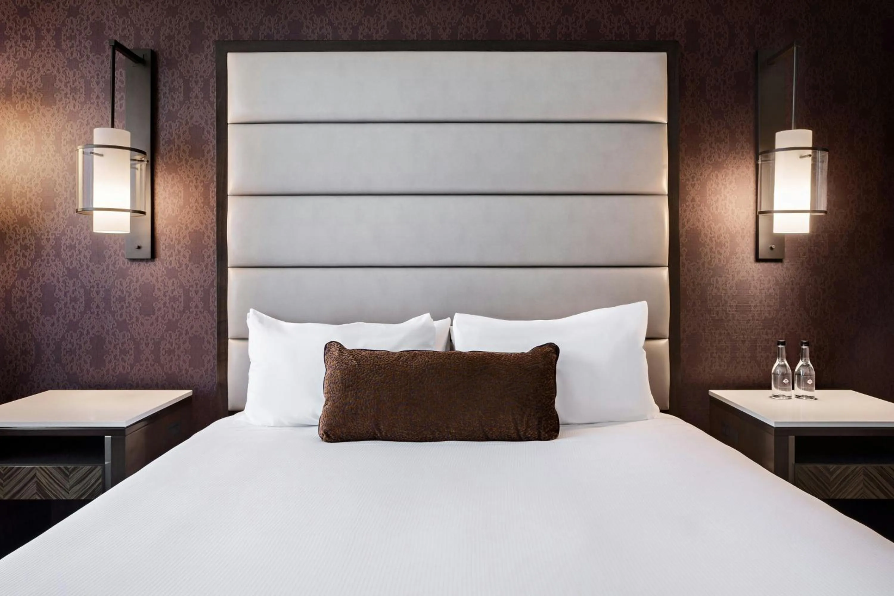 Photo of the whole room, Bed in Ambassador Hotel Kansas City, Autograph Collection