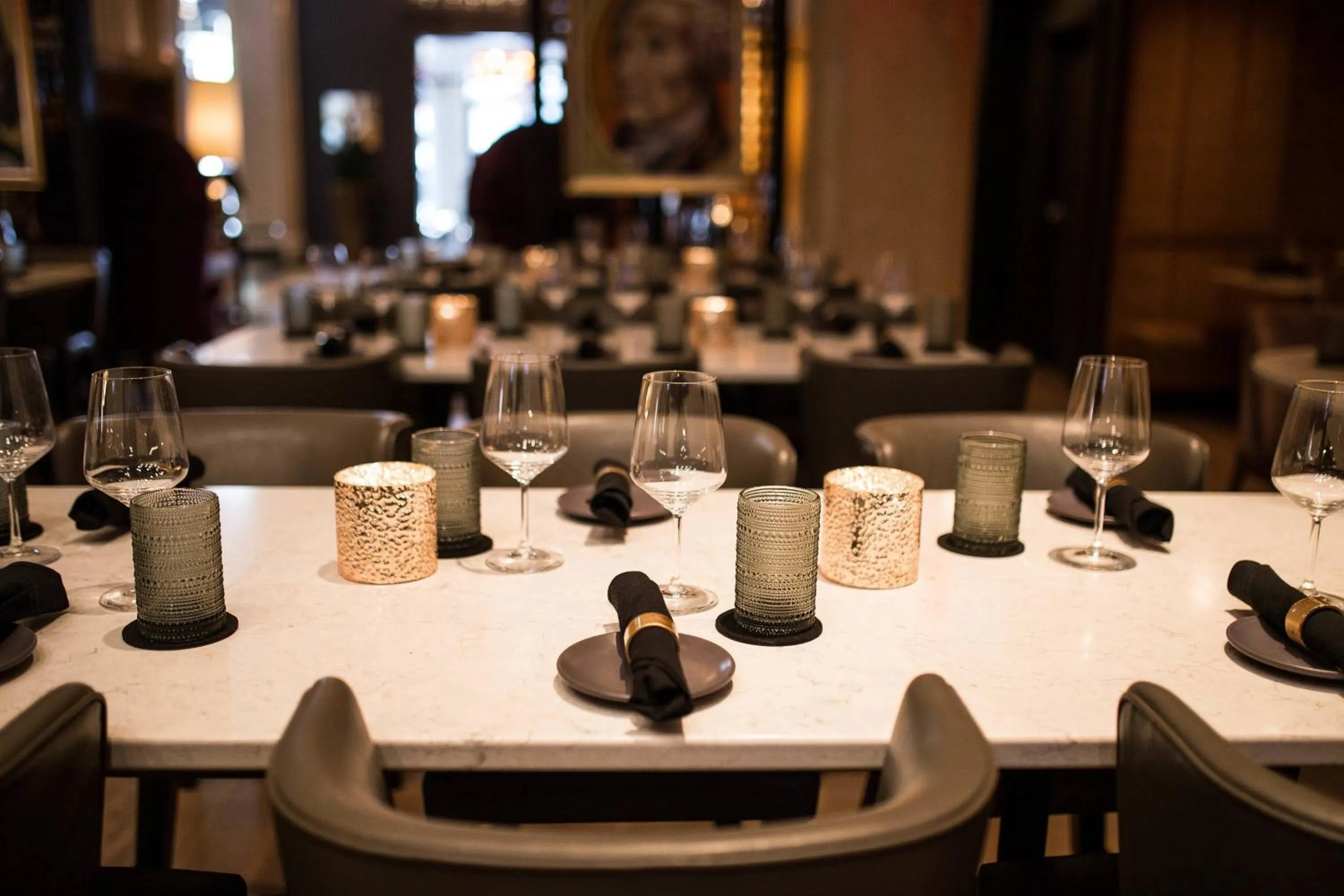 Restaurant/places to eat in Ambassador Hotel Kansas City, Autograph Collection