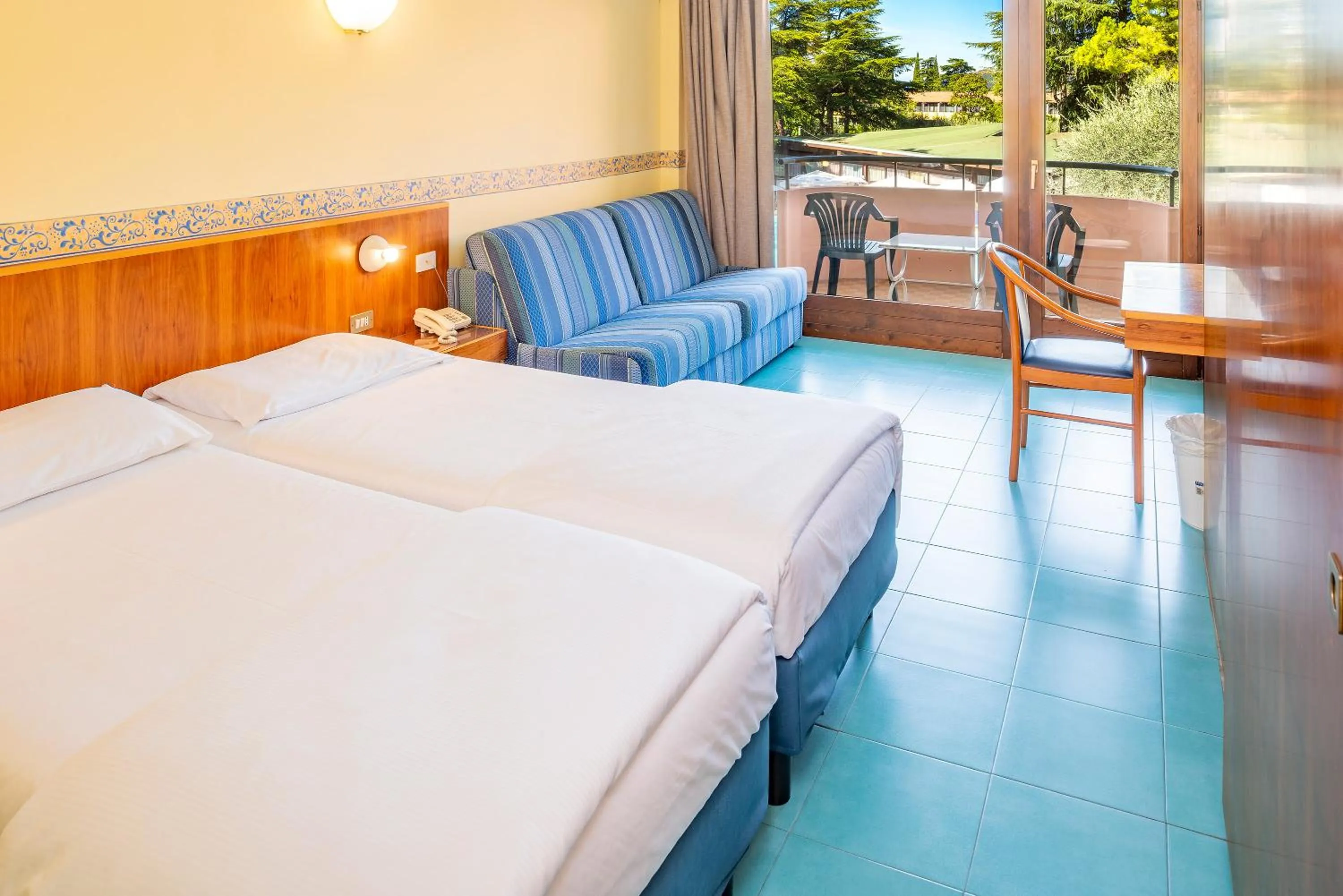 Balcony/Terrace, Bed in Hotel Royal