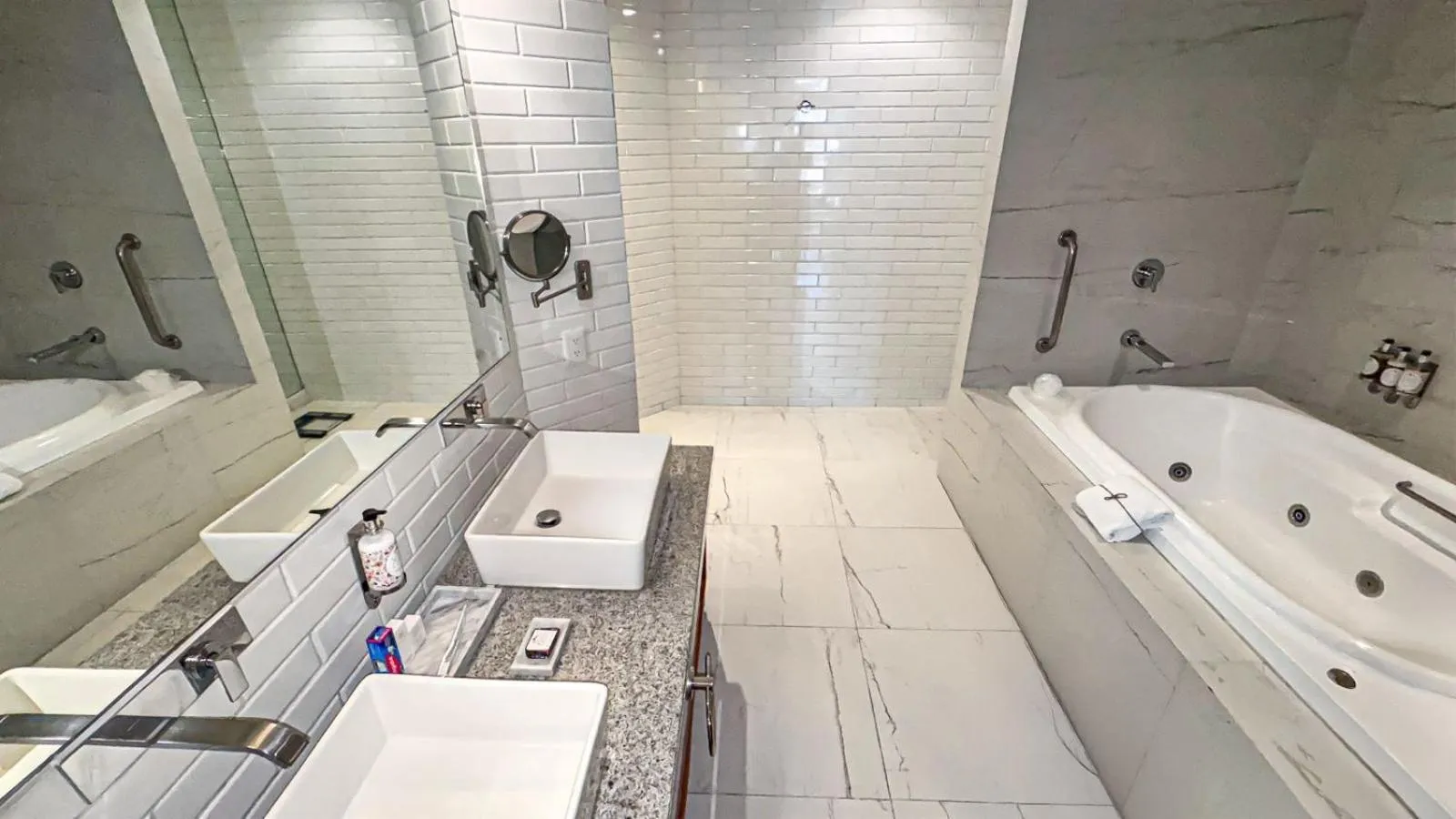 Hot Tub in Santa Rita Hotel del Arte