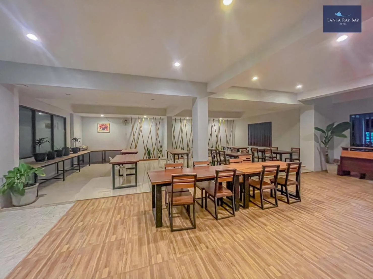 Restaurant/places to eat in Lanta Ray Bay Hotel