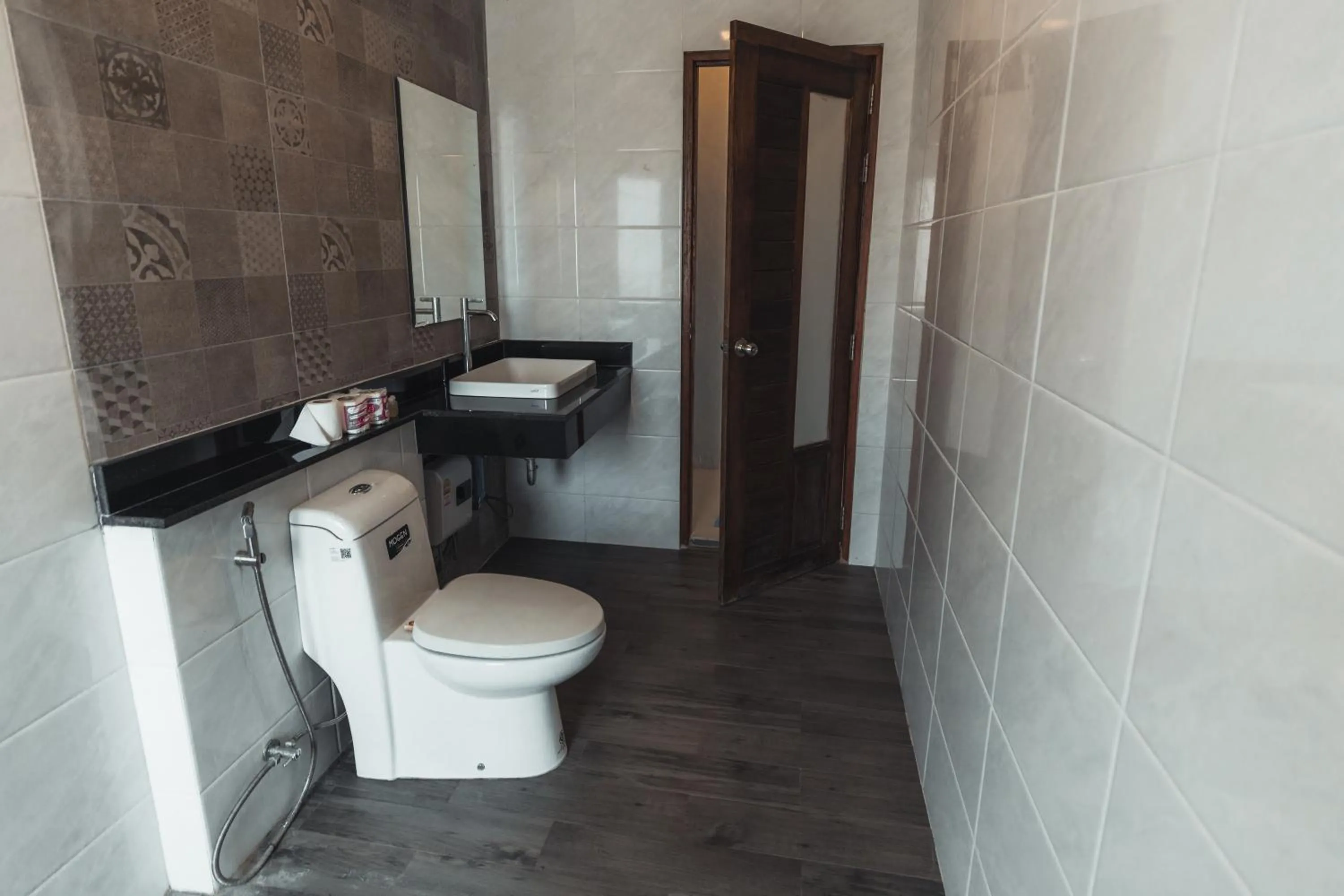 Toilet in Lanta Ray Bay Hotel