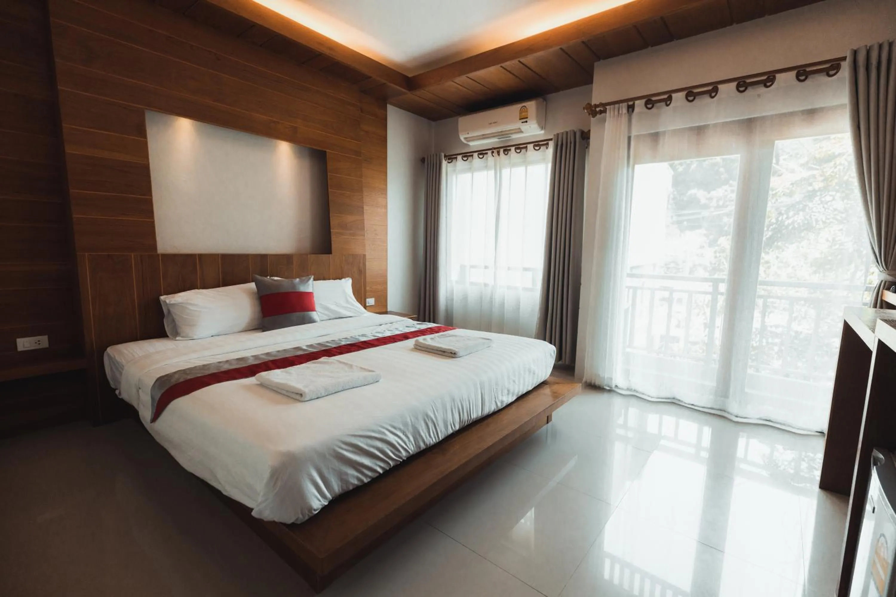 Bed in Lanta Ray Bay Hotel