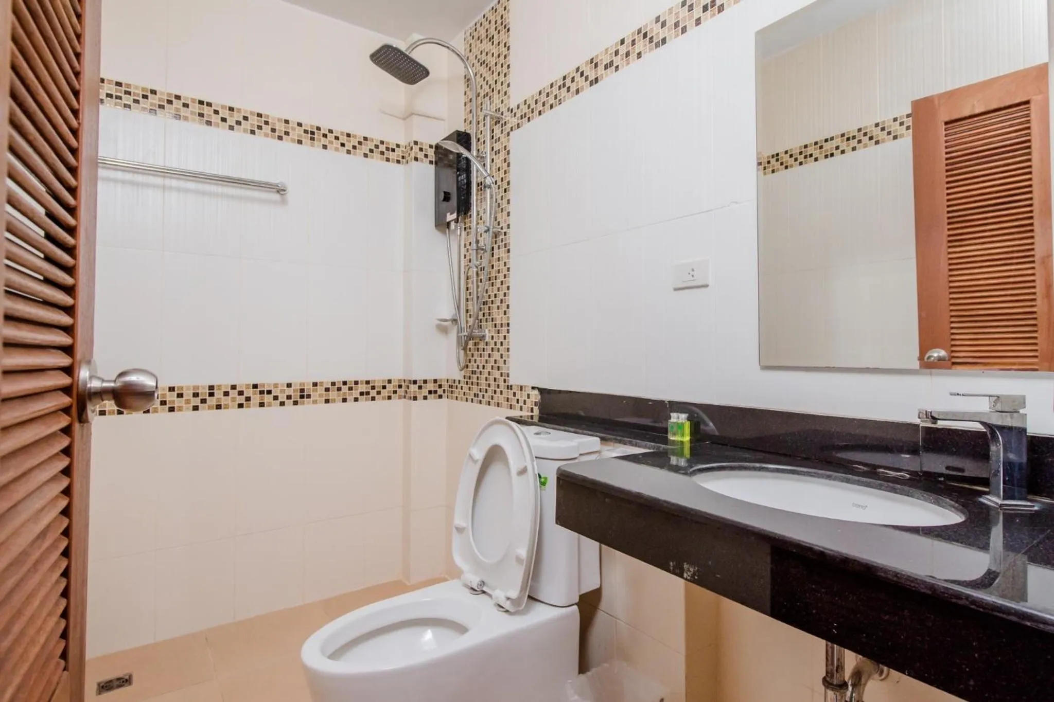 Shower in Lanta Ray Bay Hotel