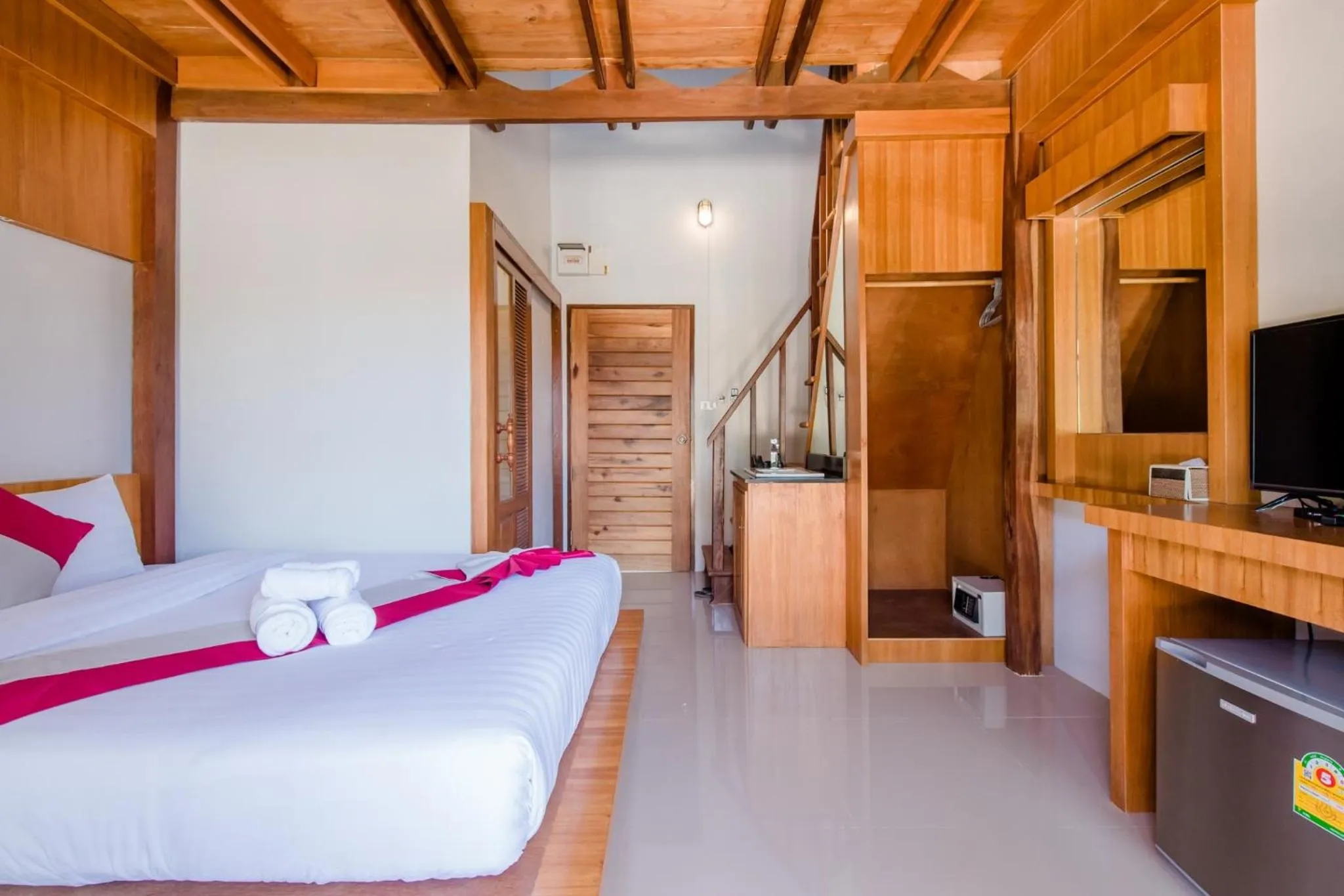 Communal lounge/ TV room, Bed in Lanta Ray Bay Hotel