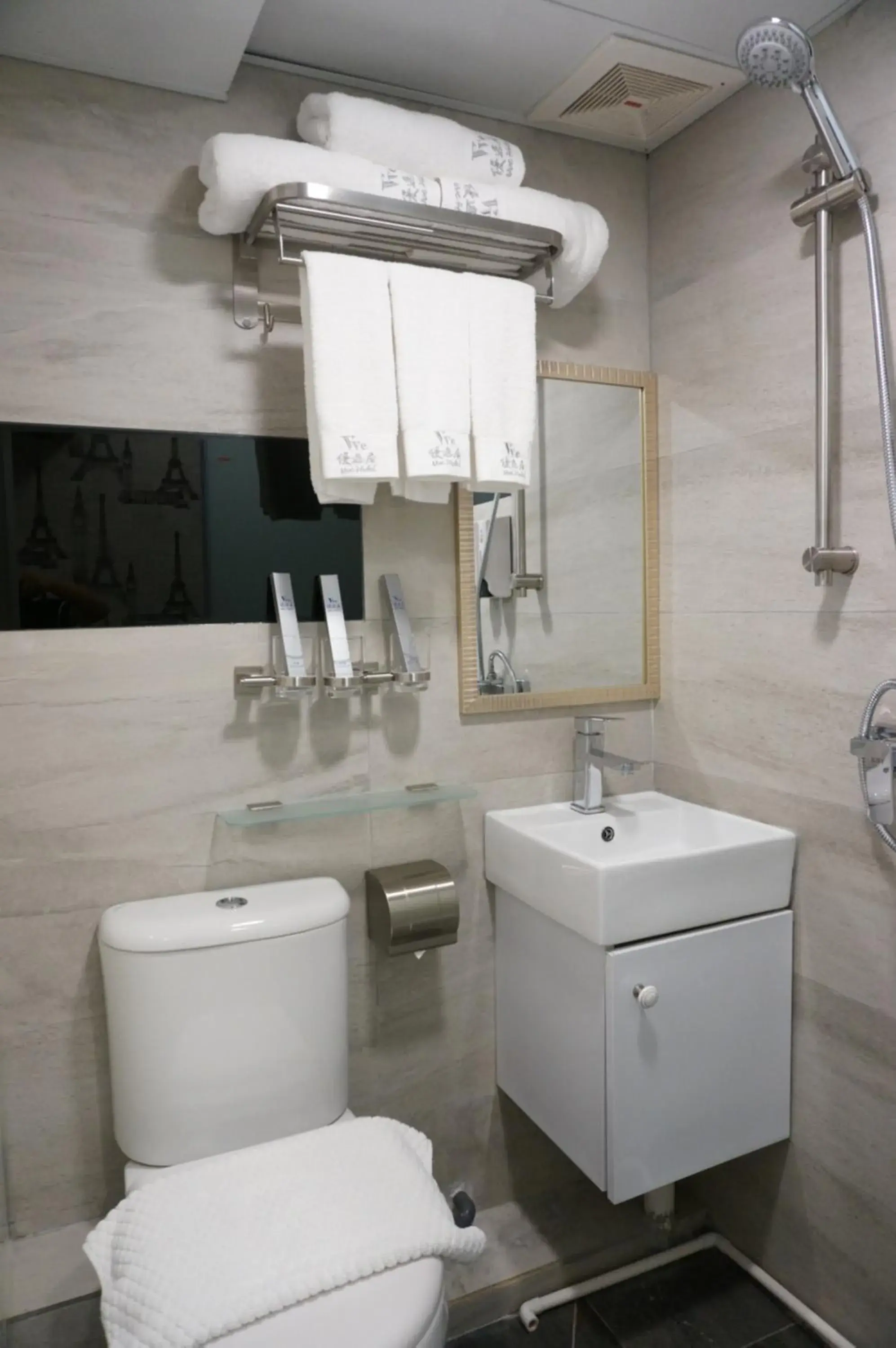 Triple Room with Private Bathroom in Vve Vve Hotel Triple Room with Private Bathroom in Vve Vve Hotel