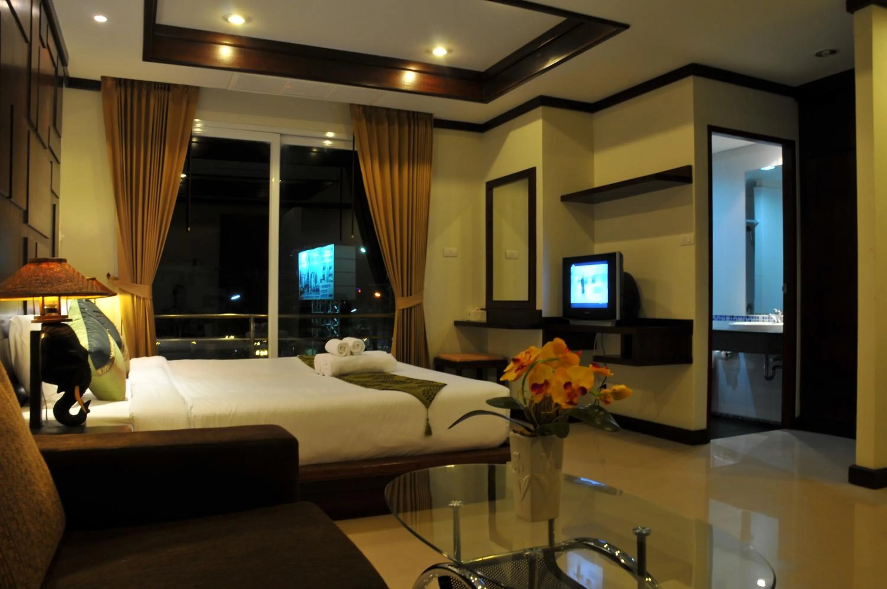 Photo of the whole room, Bed in Boonjumnong Modern Apartment