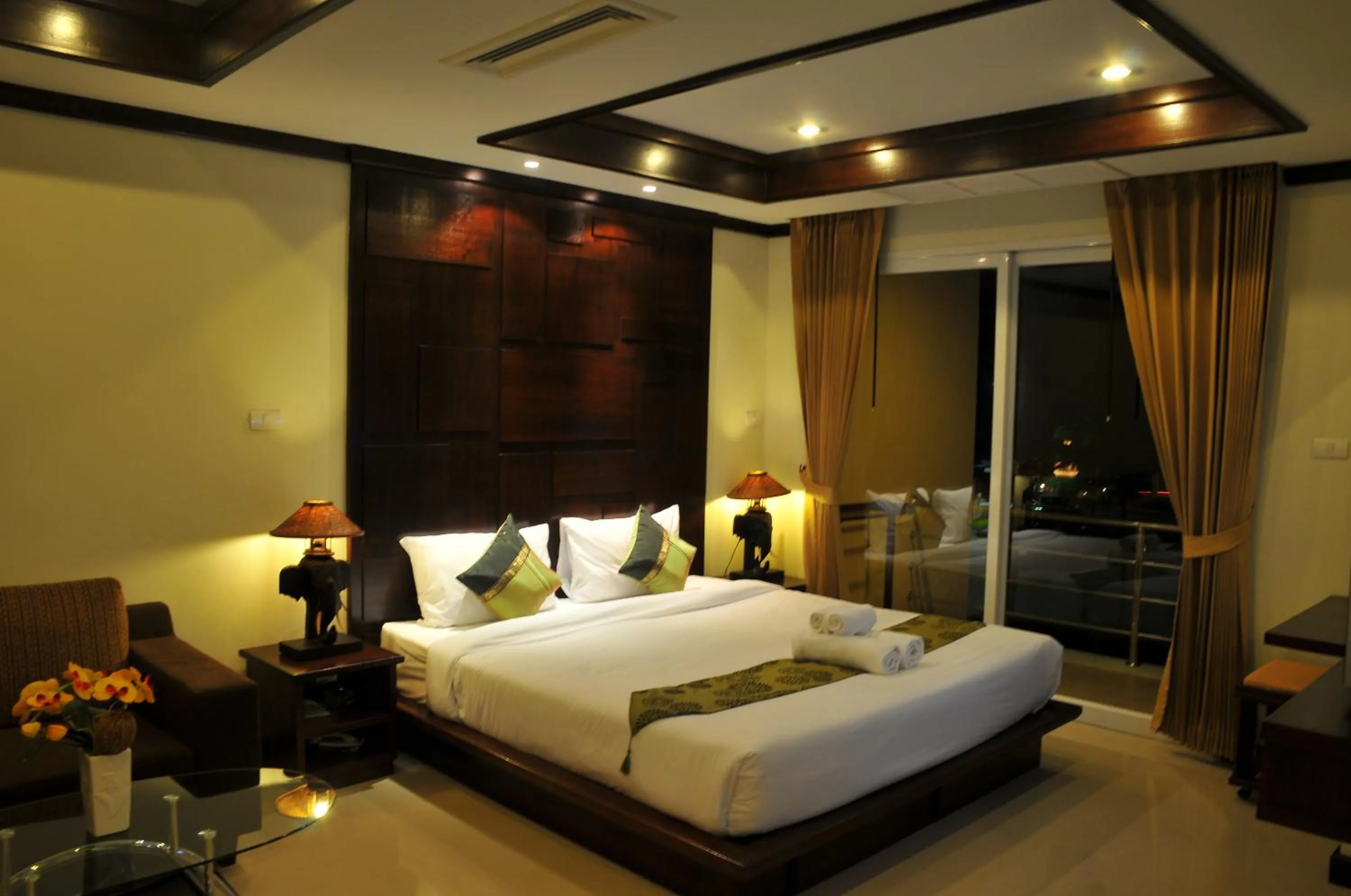 Photo of the whole room, Bed in Boonjumnong Modern Apartment