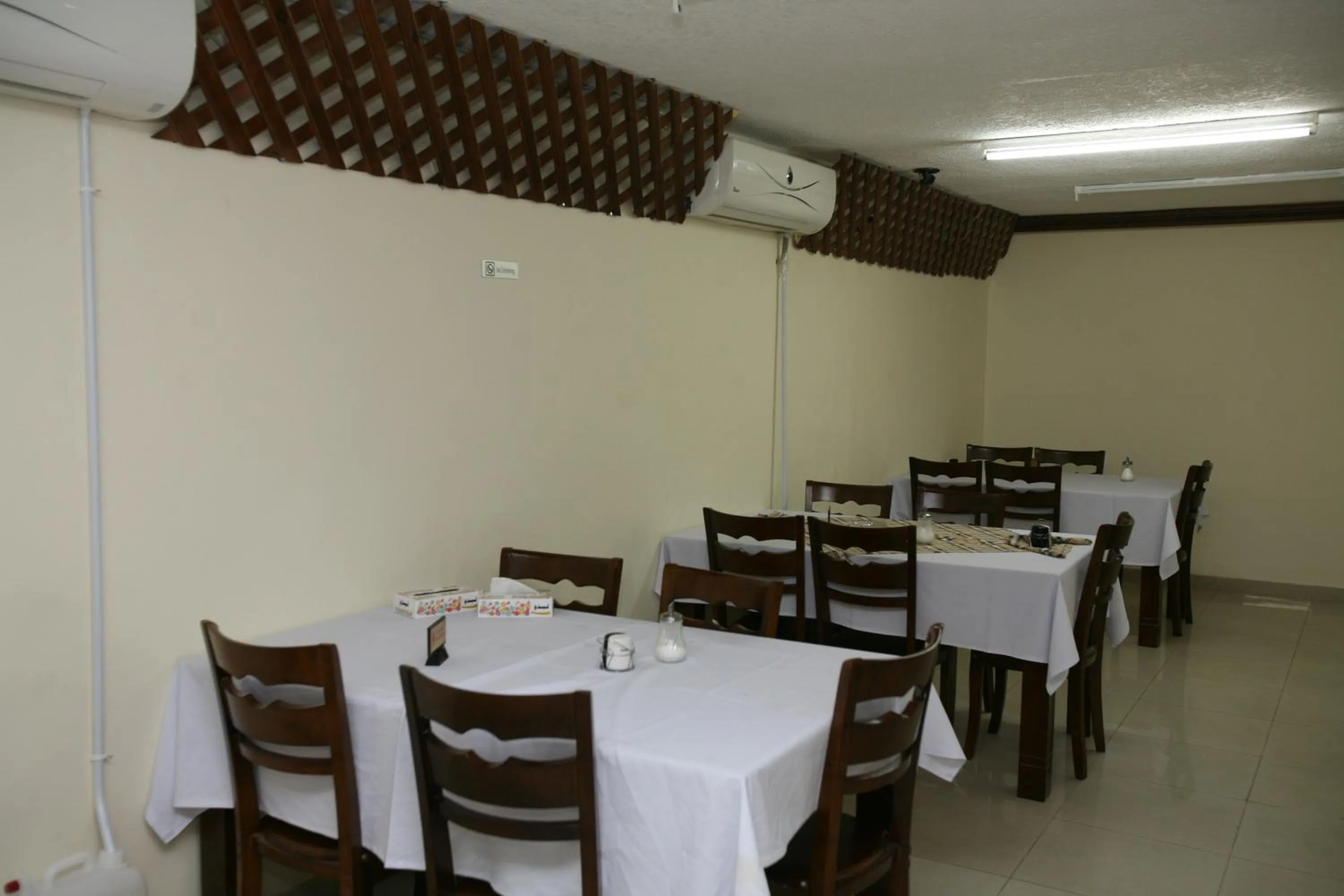 Restaurant/places to eat in Cedar Hotel