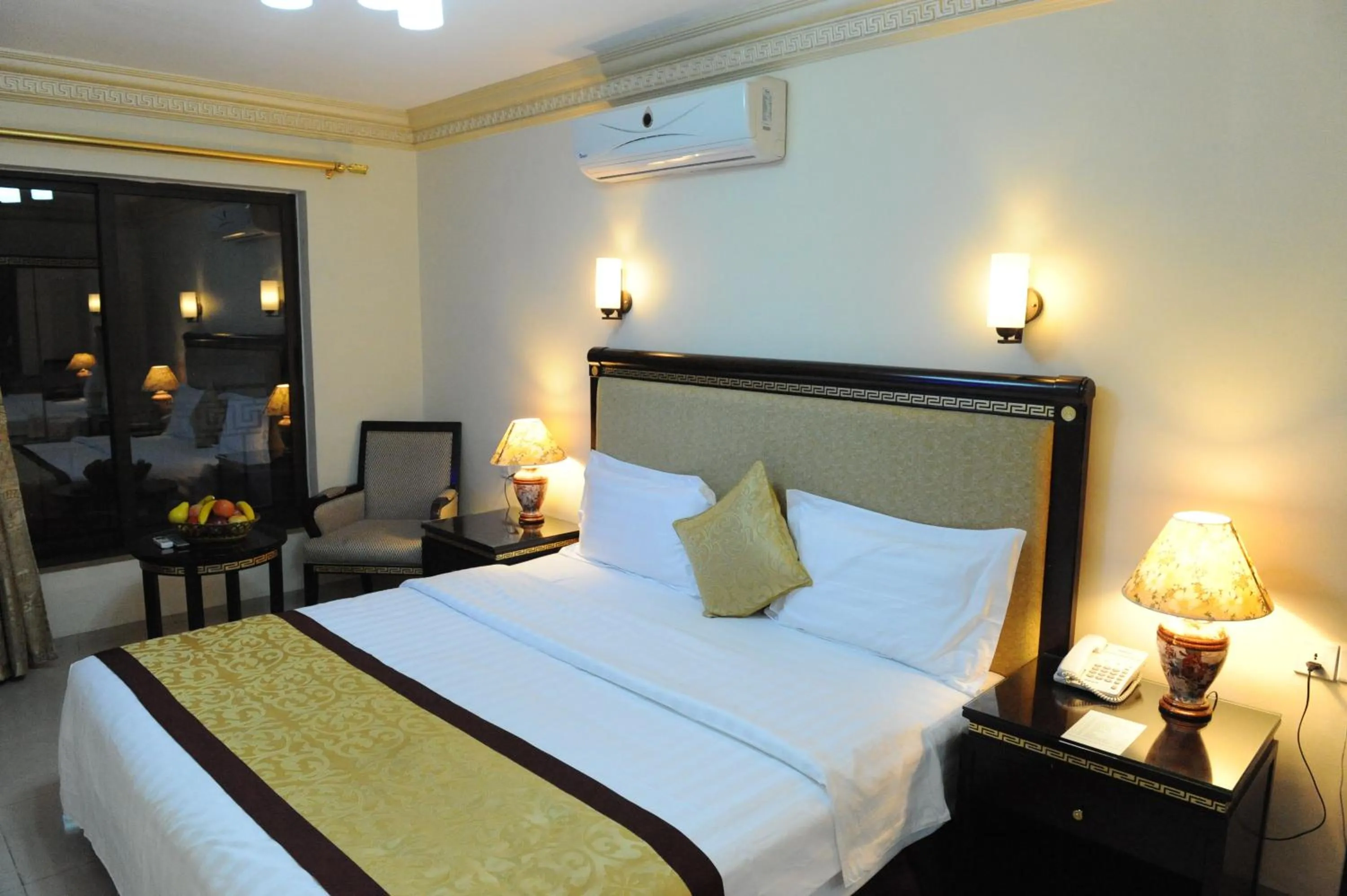 Photo of the whole room, Bed in Cedar Hotel