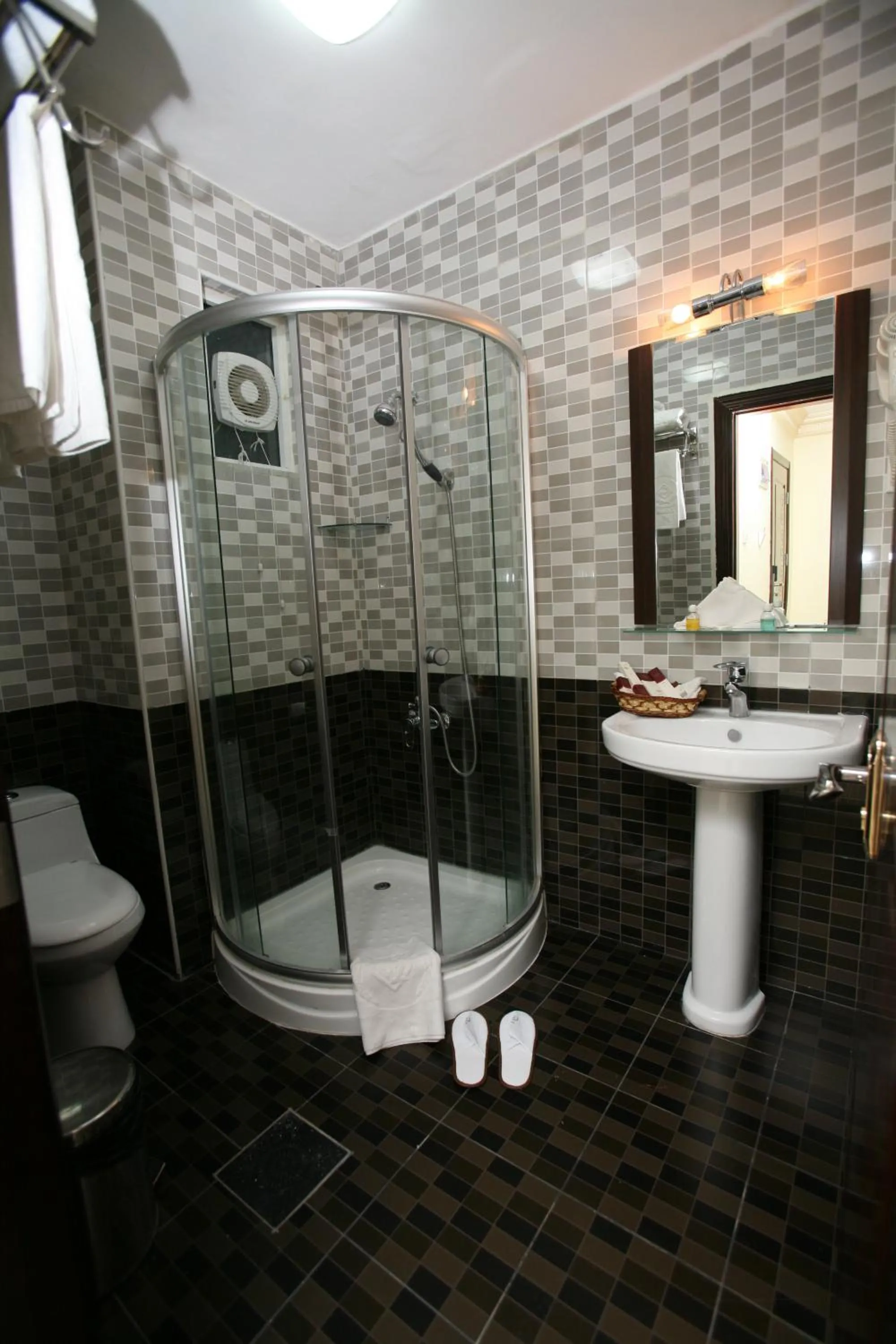 Bathroom in Cedar Hotel