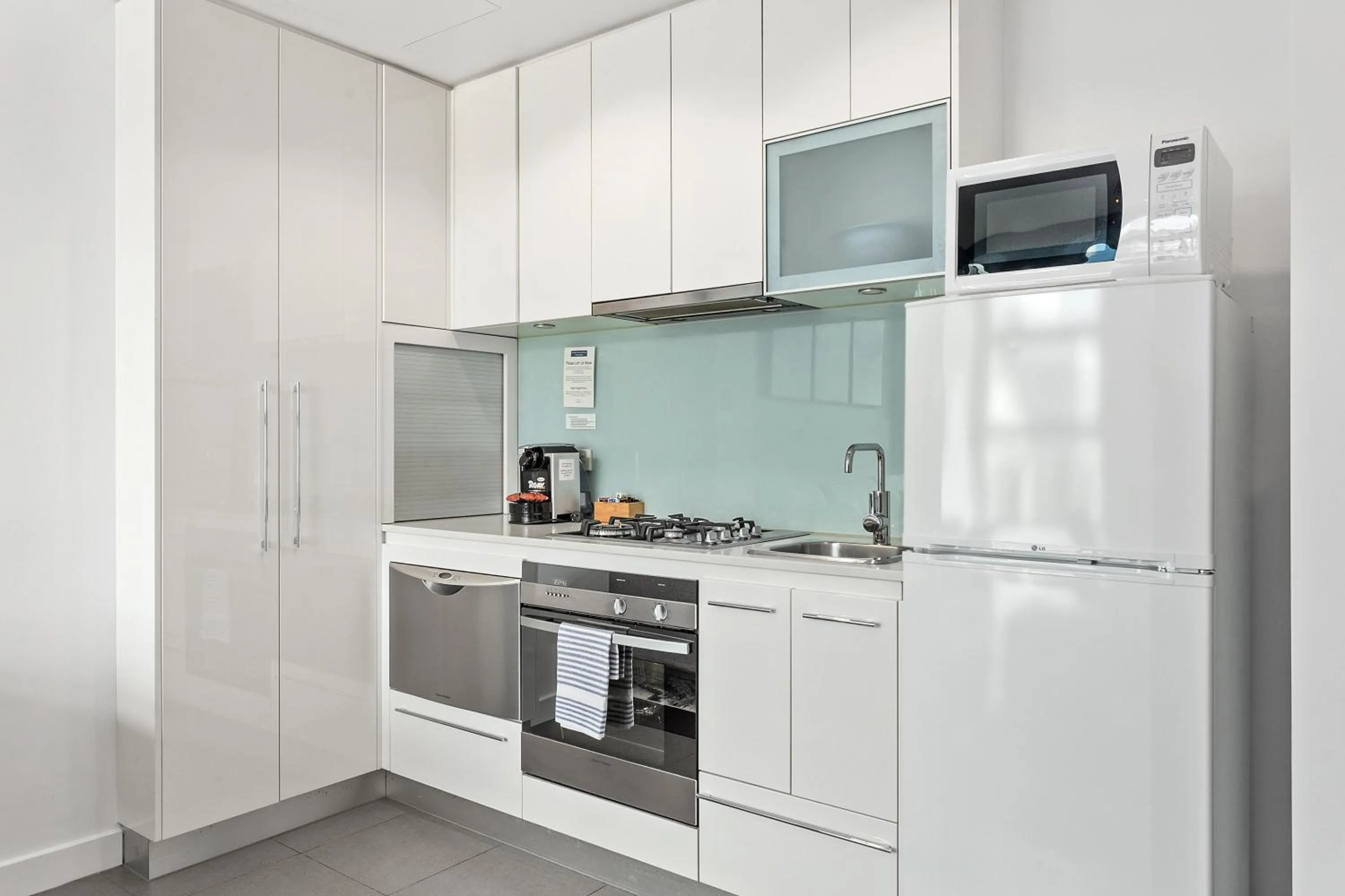 Kitchen or kitchenette in Docklands Private Collection - City Harbour Apartments