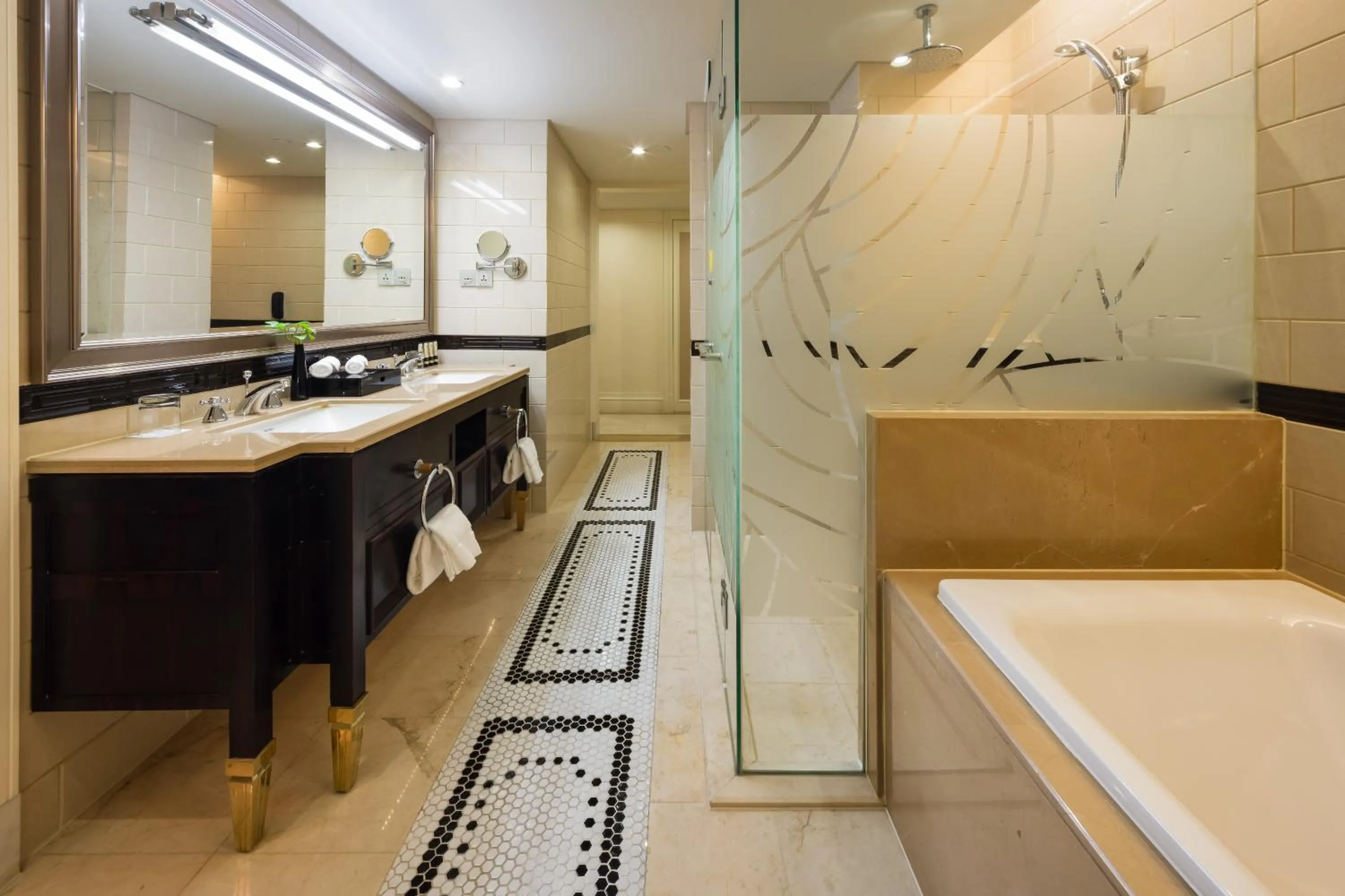 Paramount Gallery Hotel