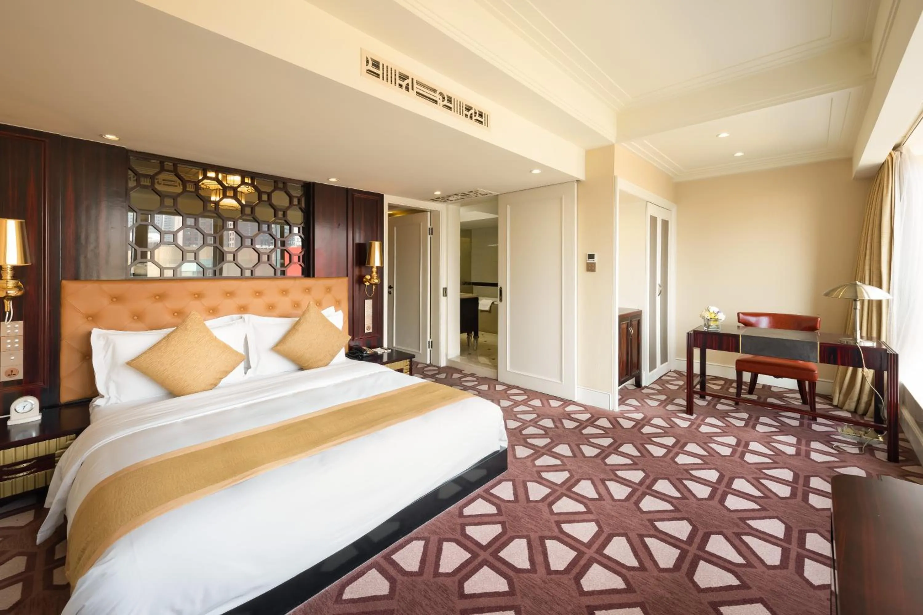 Bed in Paramount Gallery Hotel