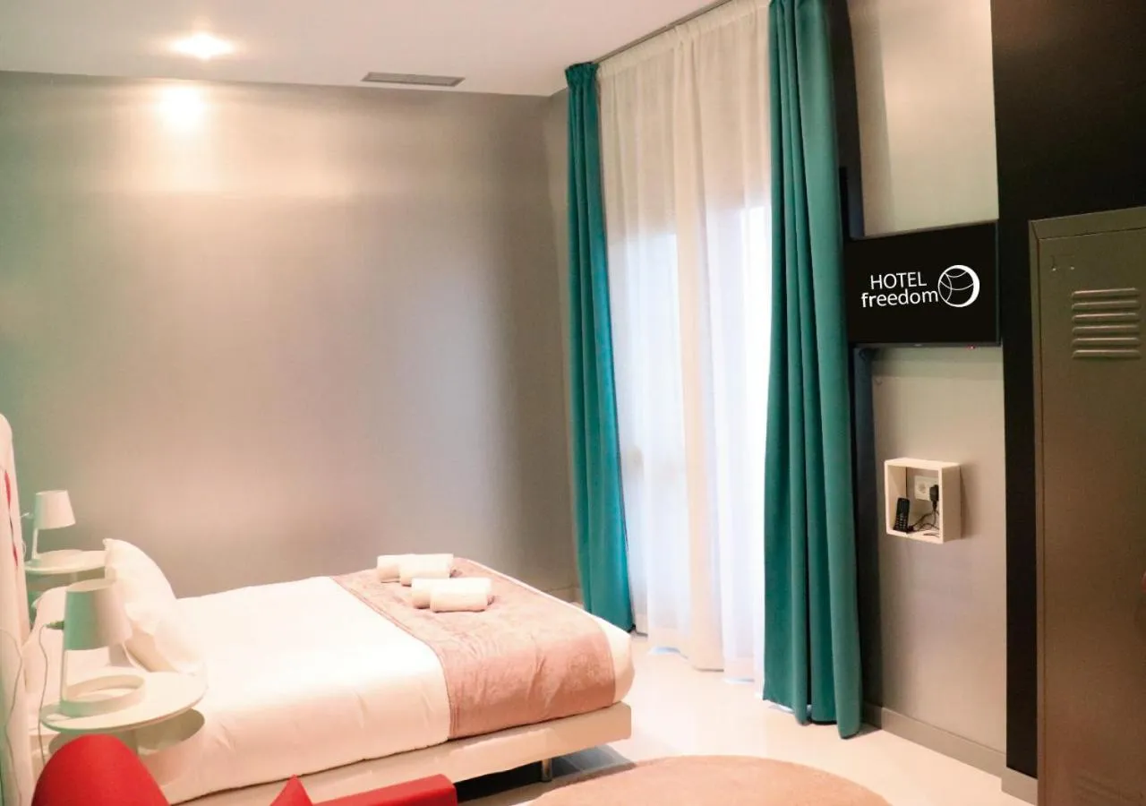 Photo of the whole room, Bed in Hotelfreedom