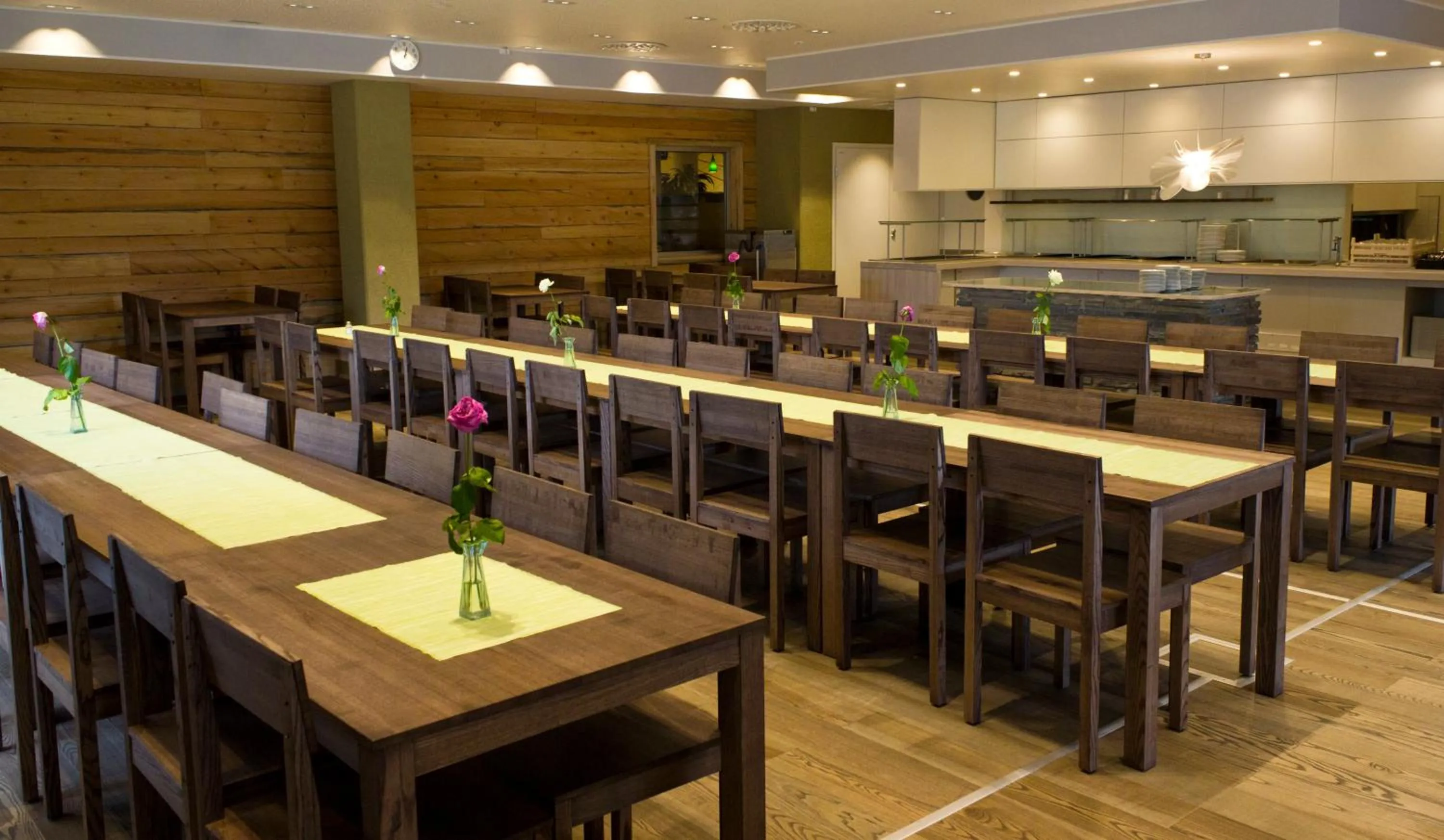 Restaurant/places to eat in Santasport Apartment Hotel