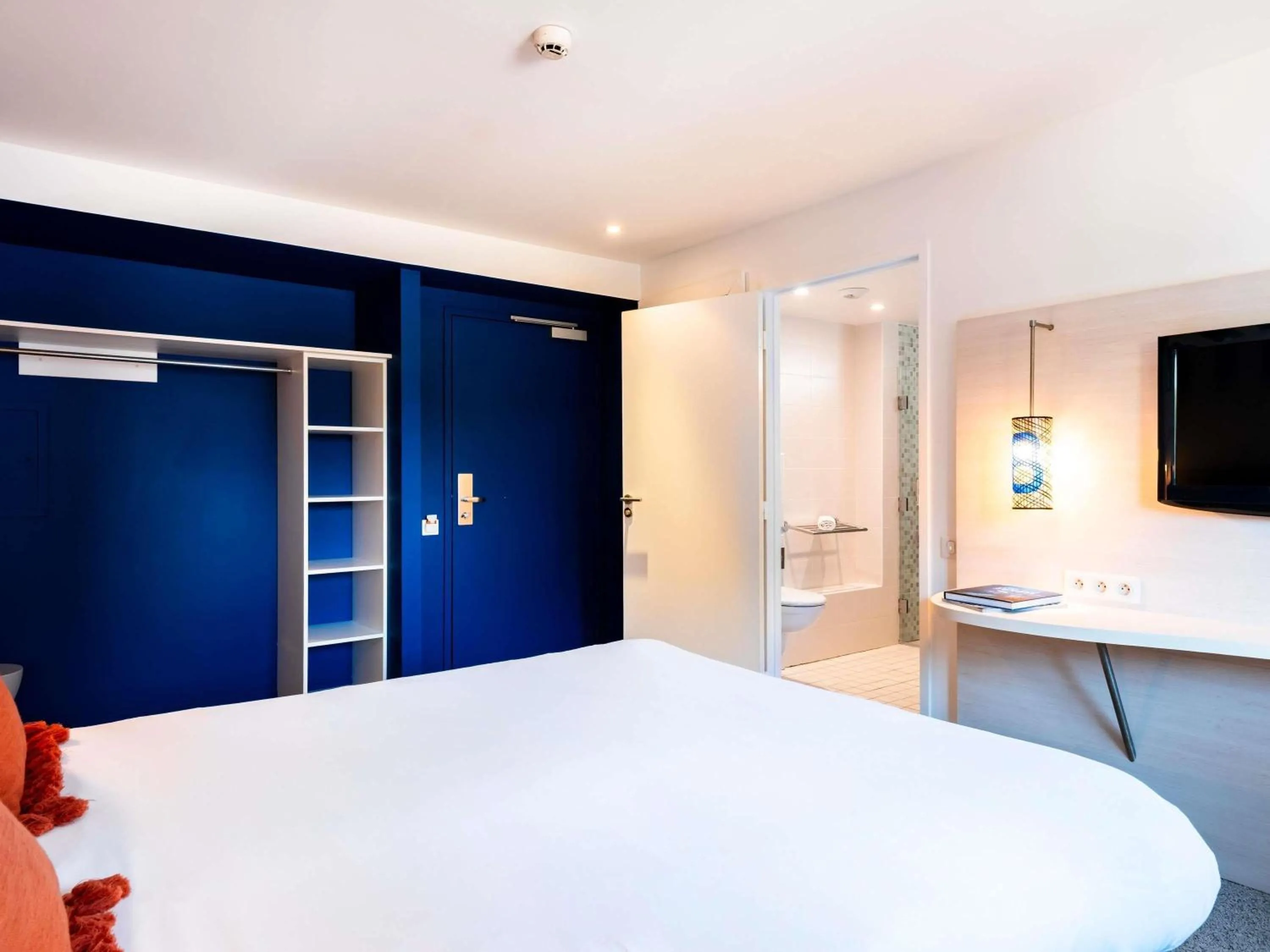 Bedroom, Bed in ibis Styles Quiberon Centre