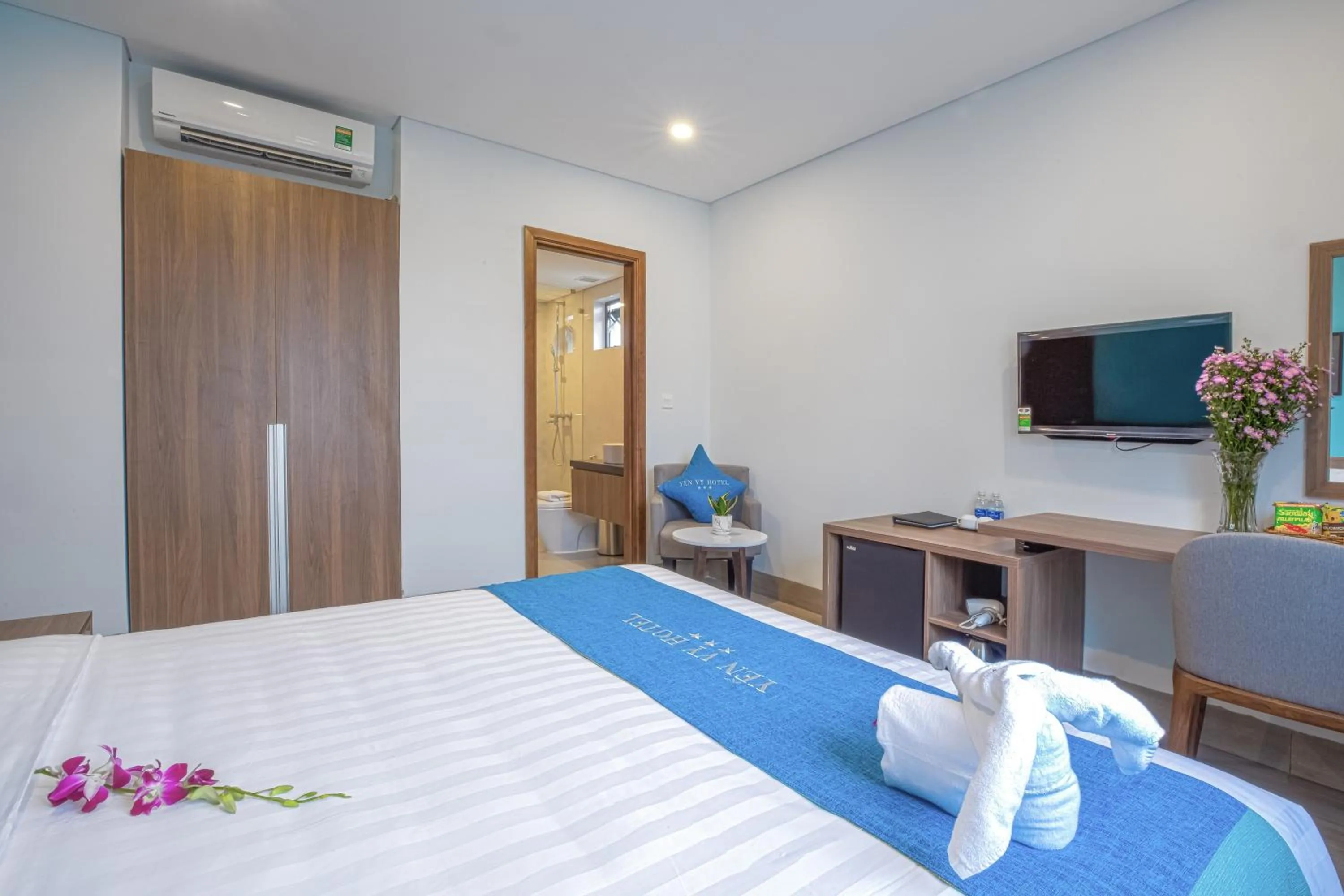 Decorative detail, Bed in Yen Vy Hotel and Apartment