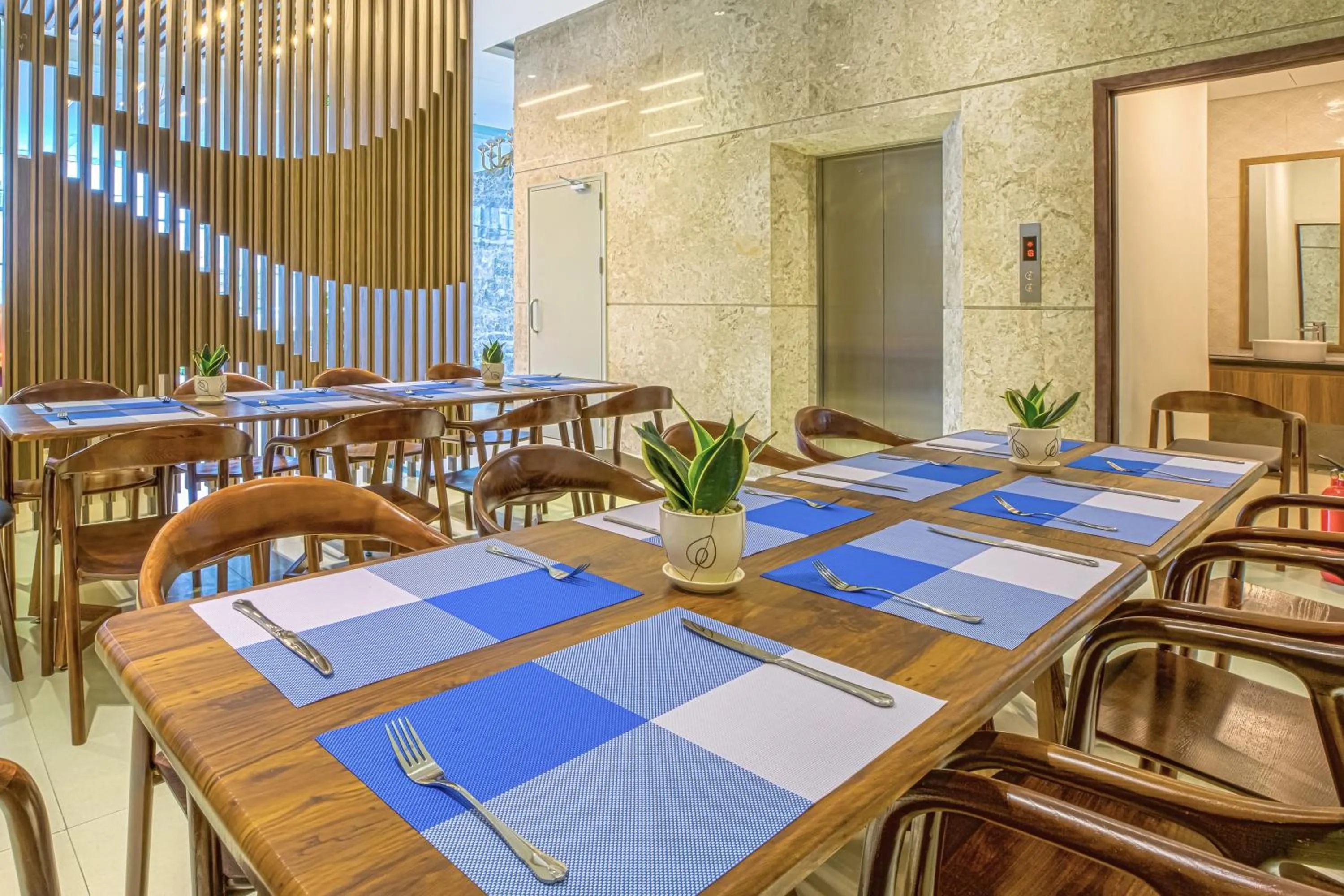 Restaurant/places to eat in Yen Vy Hotel and Apartment