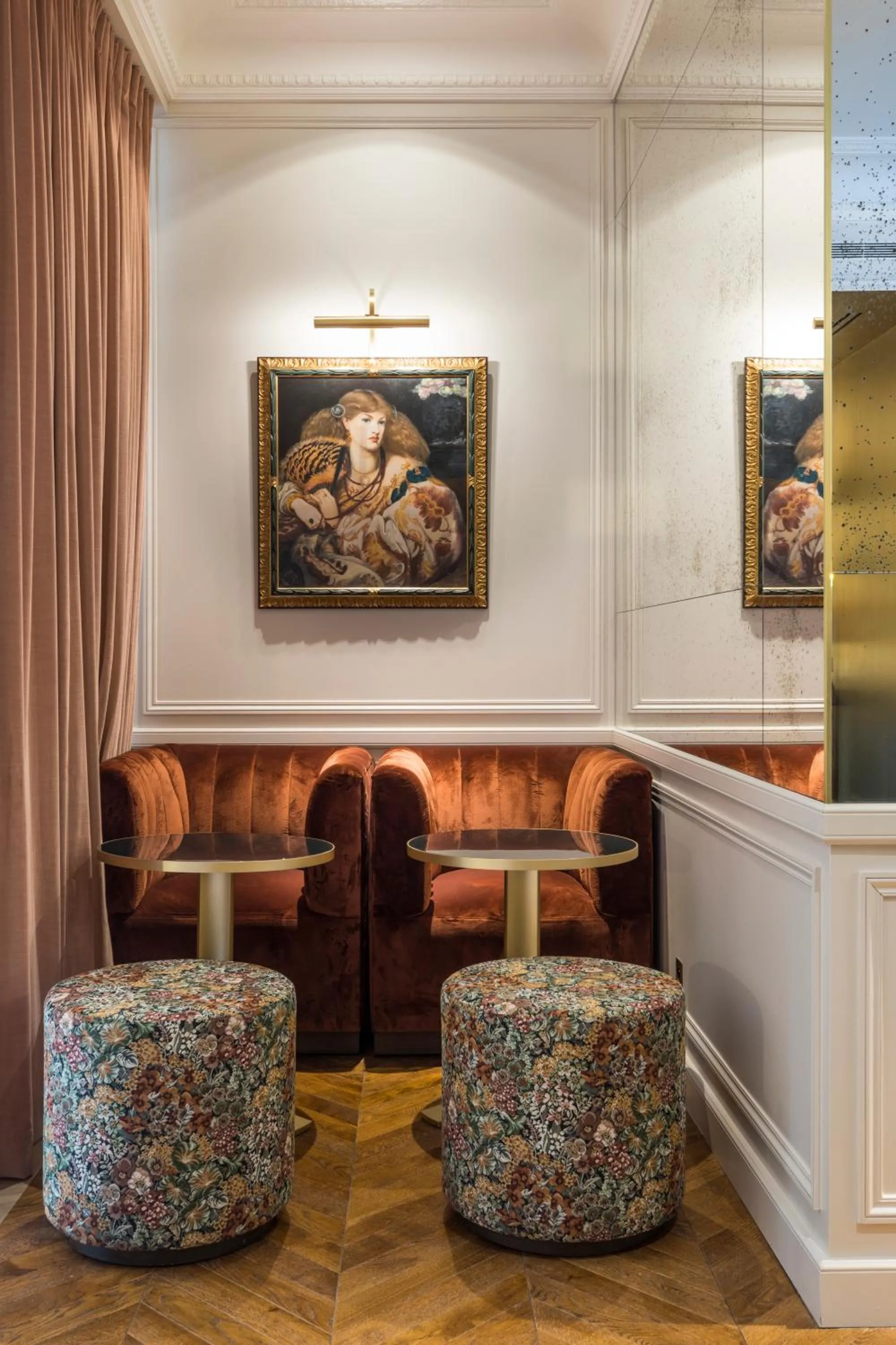 Lounge or bar in Grand Powers Hotel