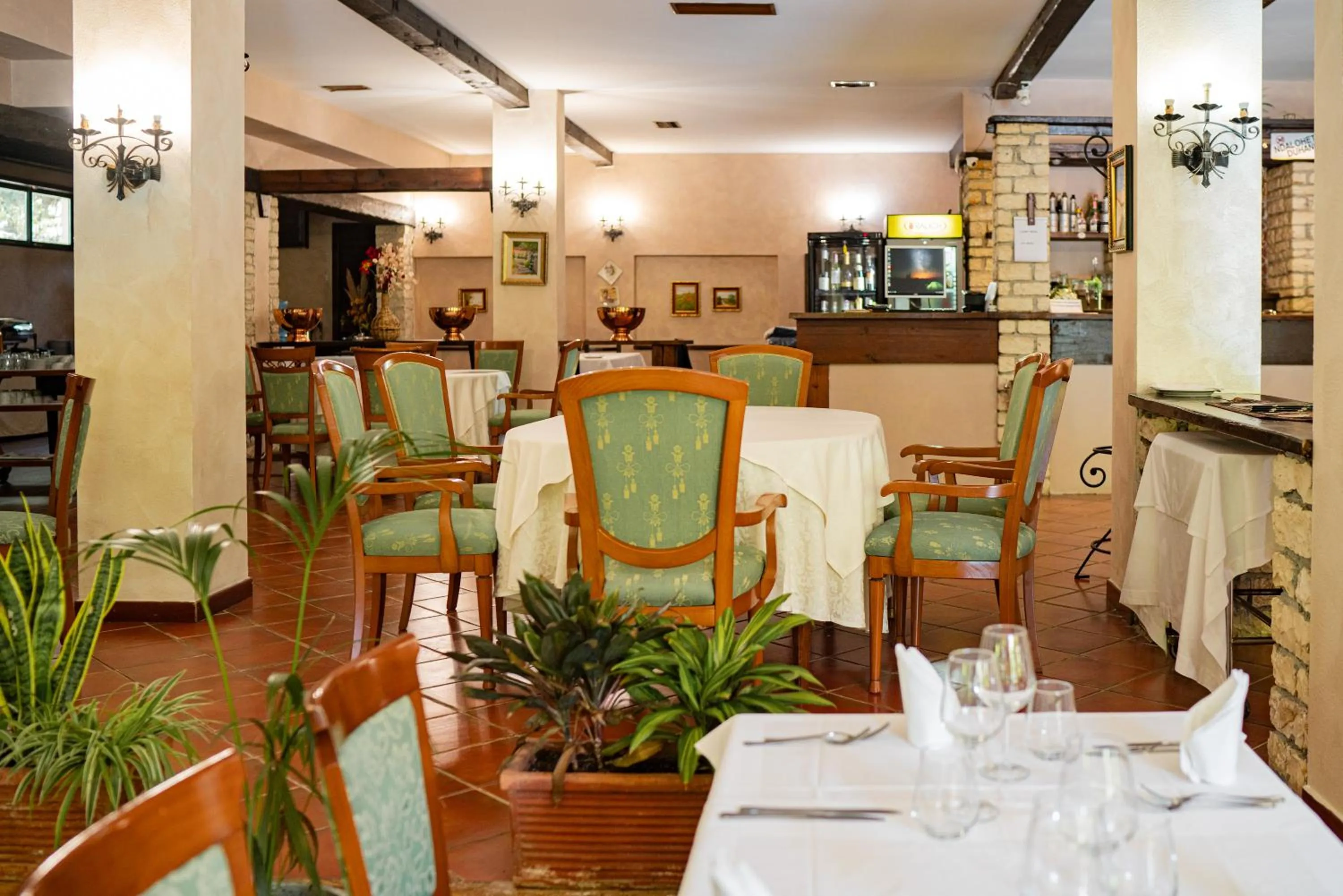 Restaurant/places to eat in Vila Belvedere
