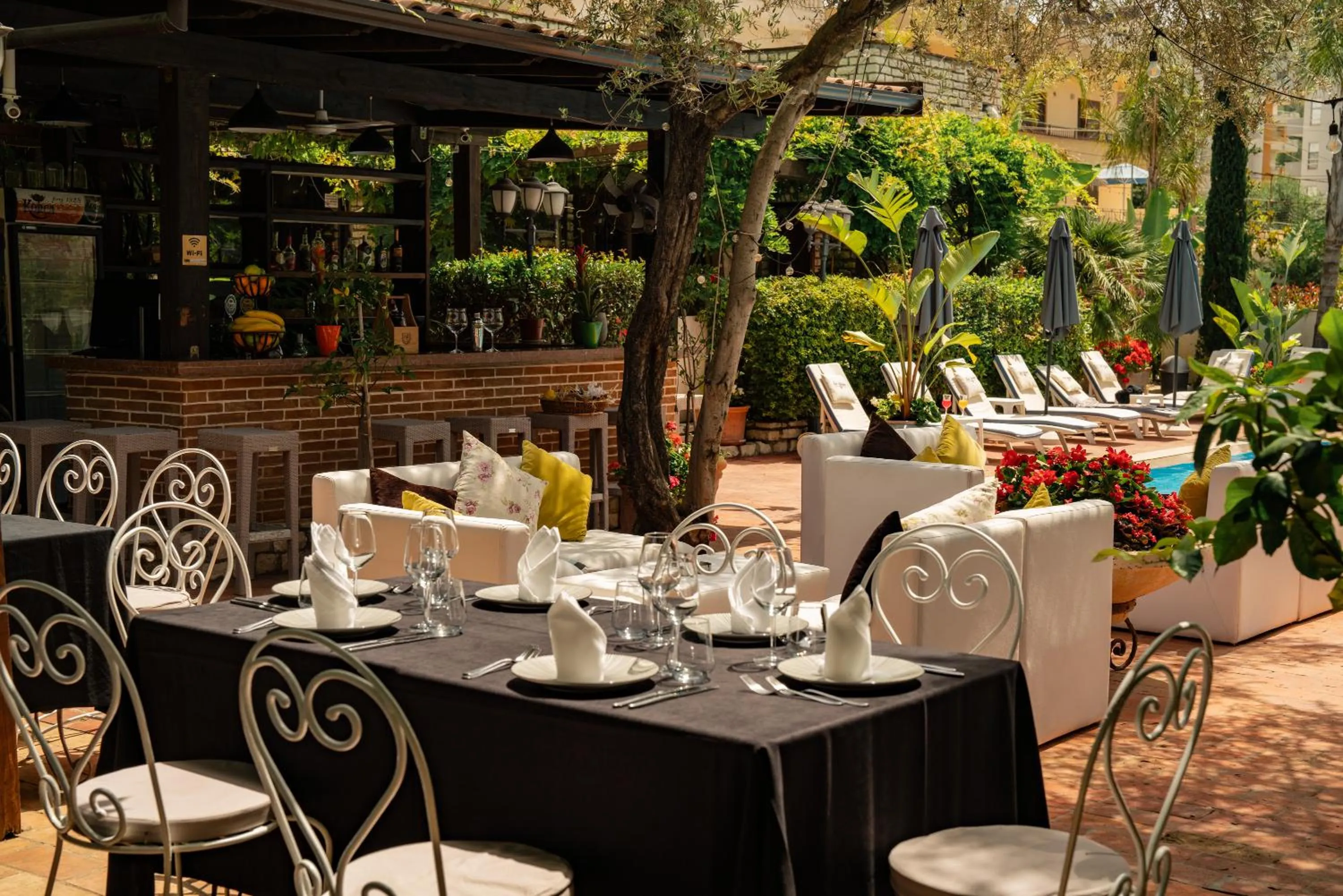 Restaurant/places to eat in Vila Belvedere