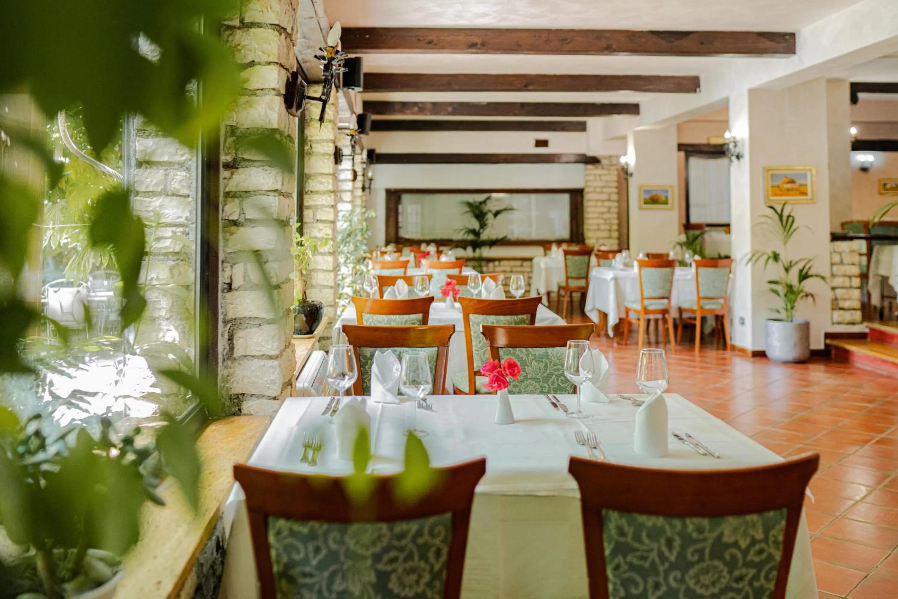 Restaurant/places to eat in Vila Belvedere