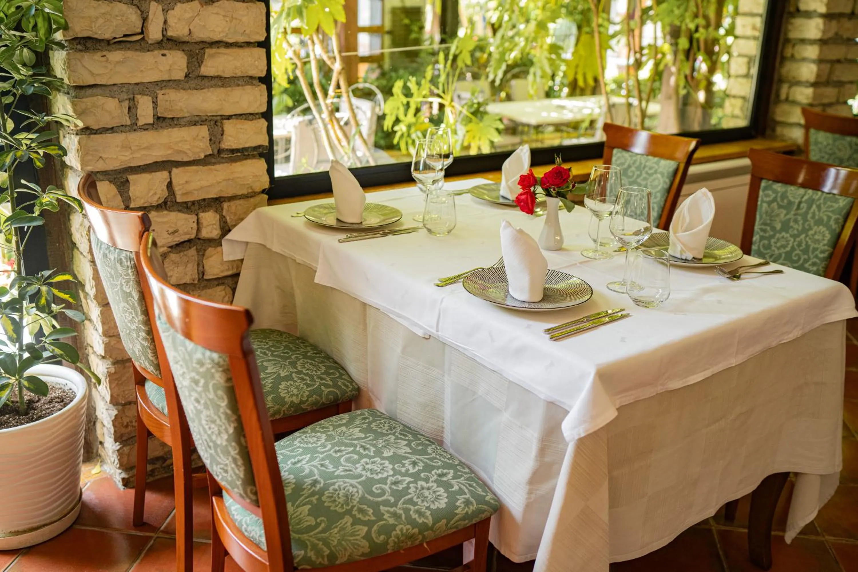 Restaurant/places to eat in Vila Belvedere