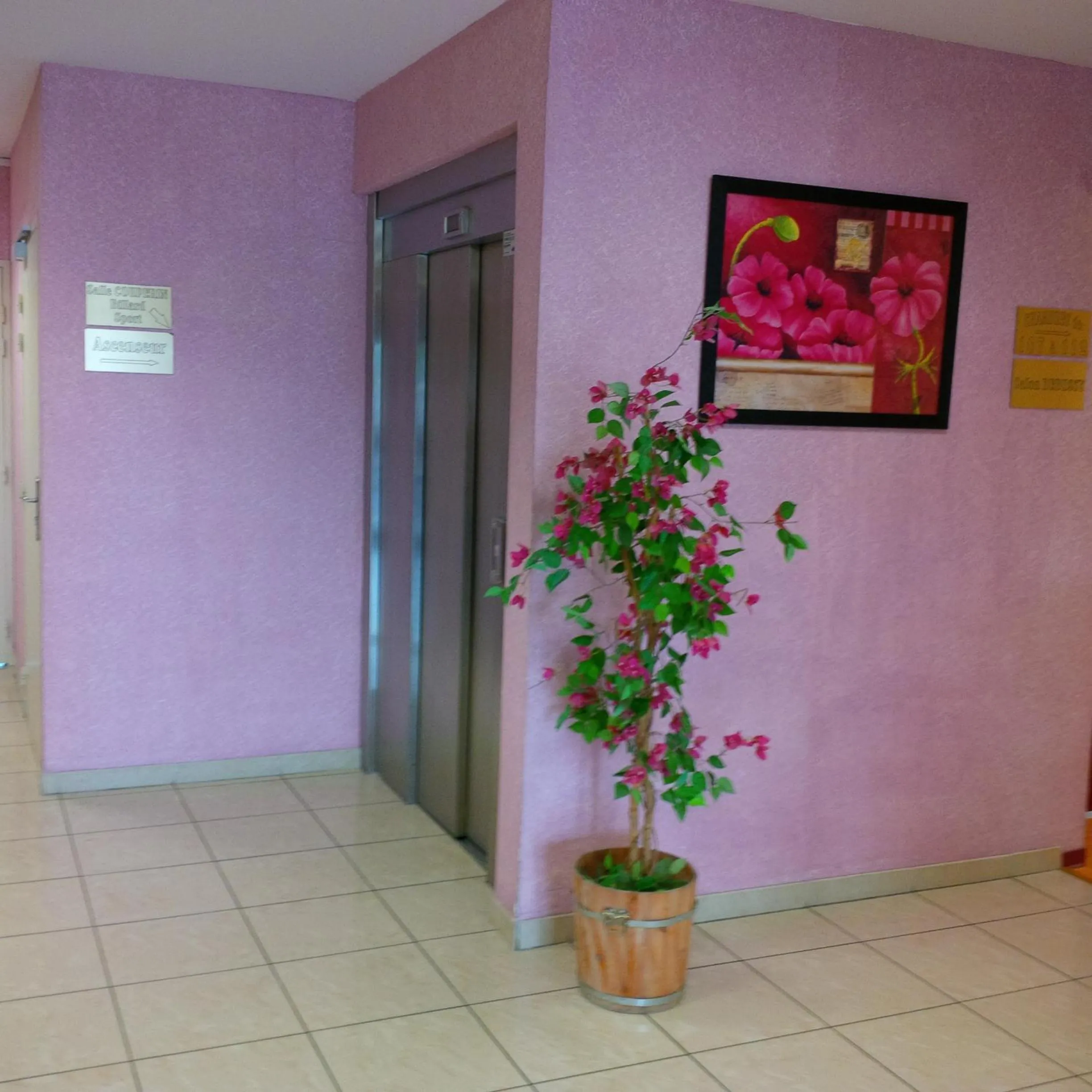 elevator in Prim Hotel Reims nord